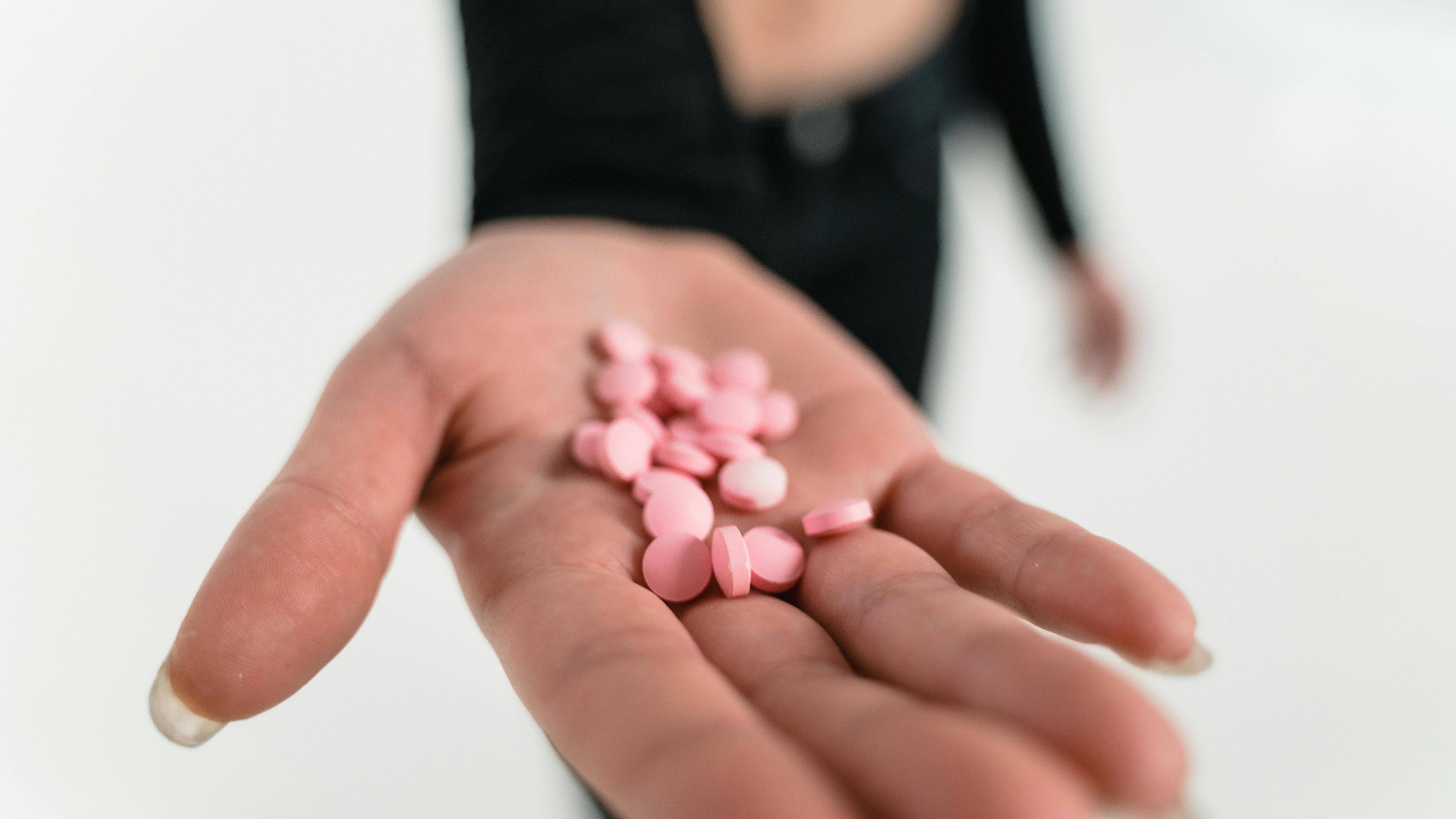 Khi người bệnh bị đau nhiều, bác sĩ có thể chỉ định thuốc giảm đau phù hợp