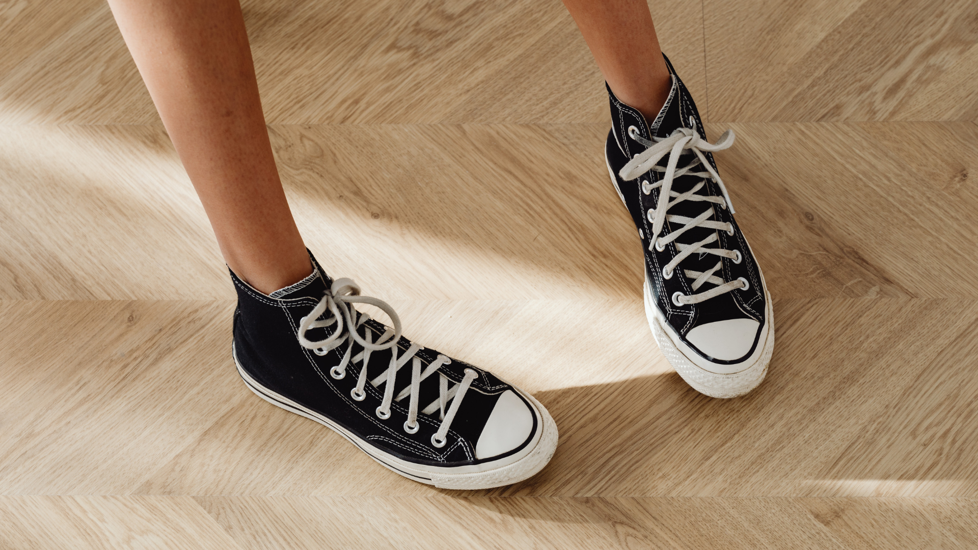 Thói quen mang giày chật có thể làm móng chân bị tổn thương, hình thành sọc đen kéo dài