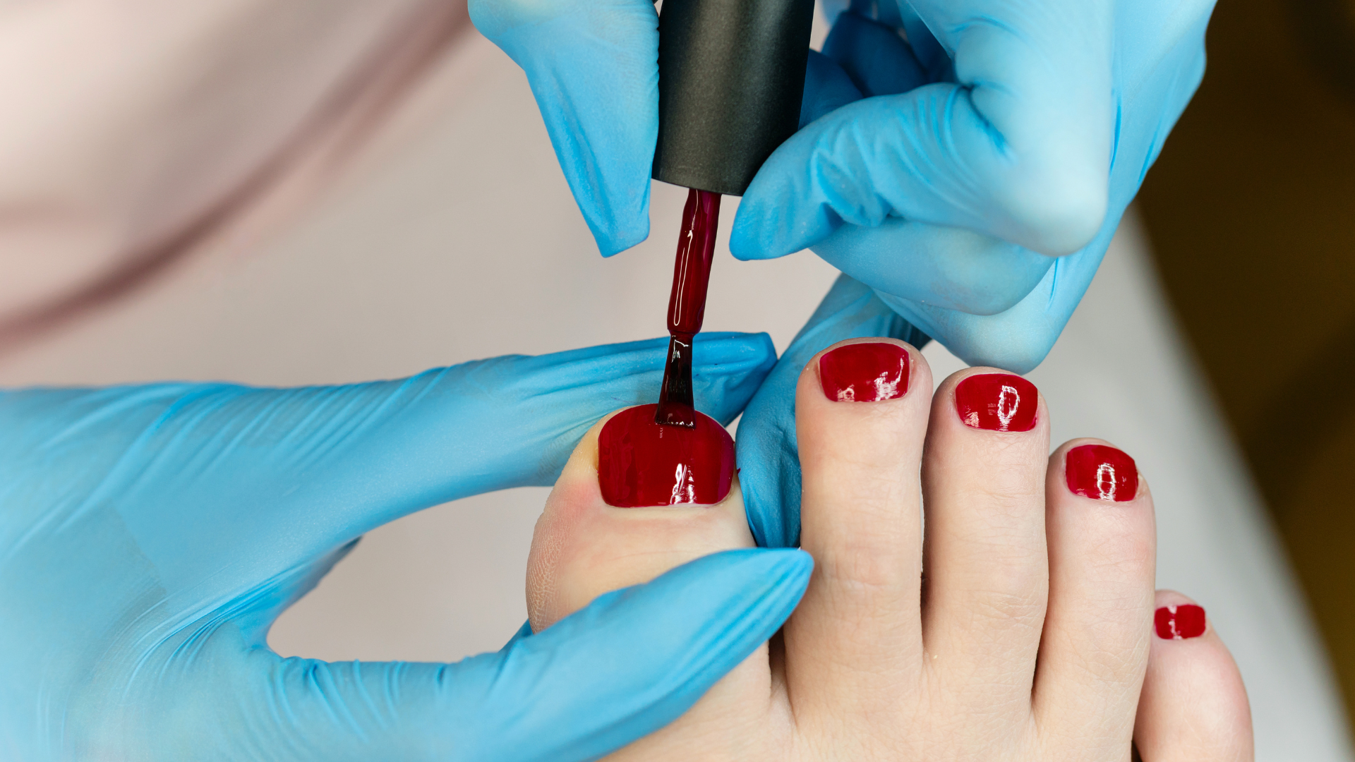 Hóa chất và sơn móng dùng thường xuyên có thể khiến móng chân có sọc đen