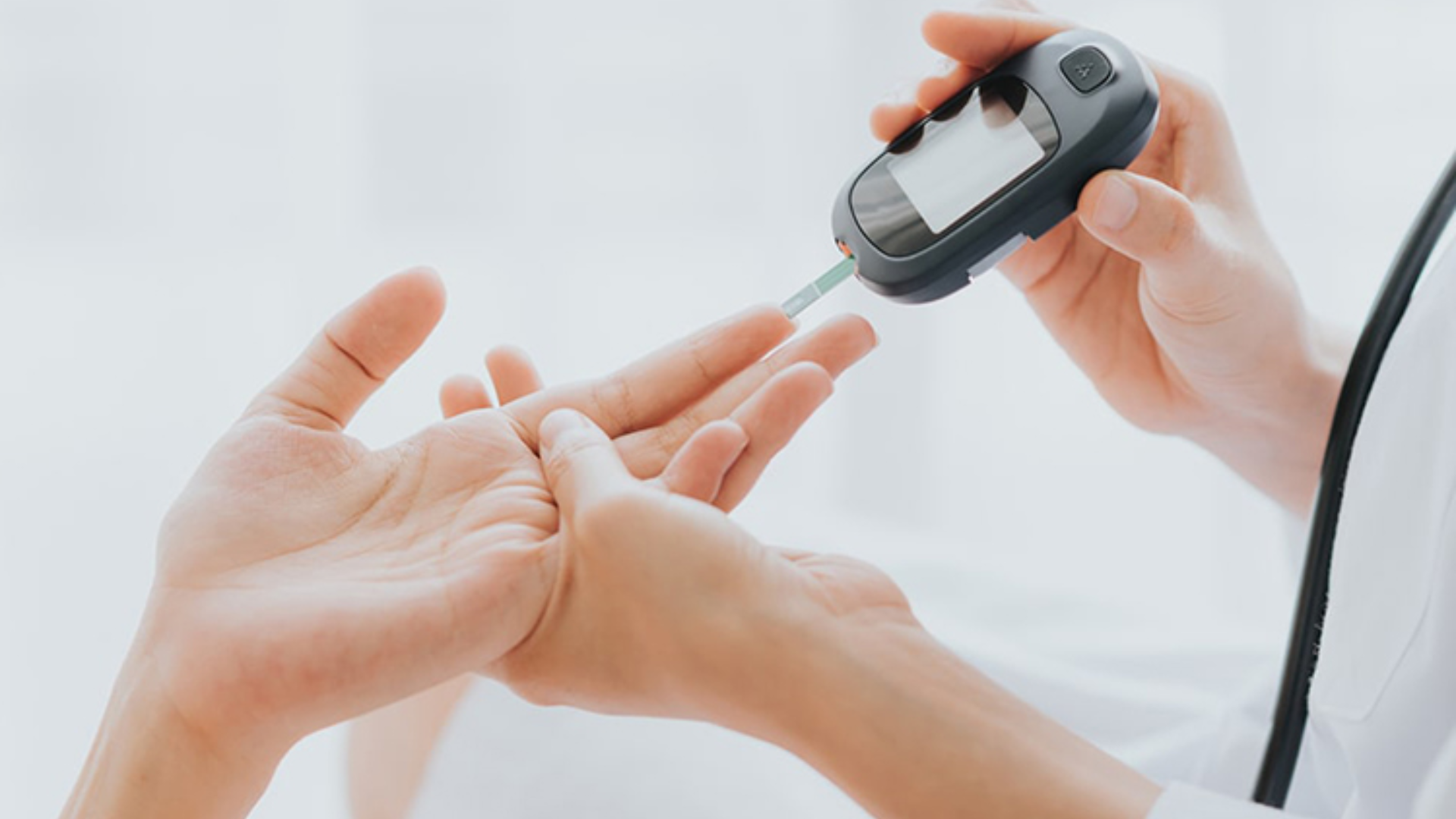 Sọc đen trên móng chân đôi khi phản ánh rối loạn nội tiết, đặc biệt ở người mắc tiểu đường