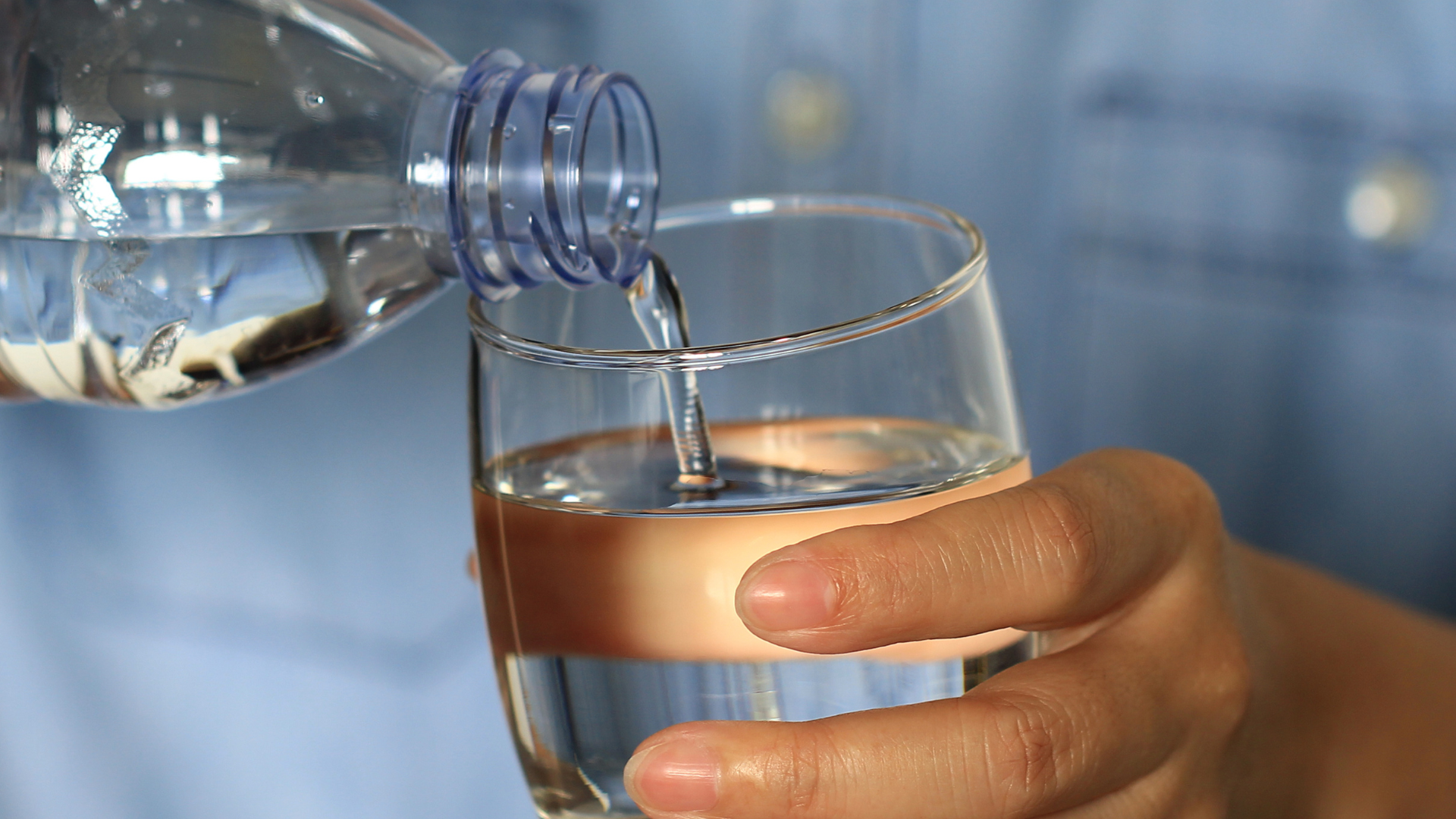 Uống đủ nước, ăn uống điều độ và nghỉ ngơi hợp lý giúp móng được nuôi dưỡng tốt từ bên trong