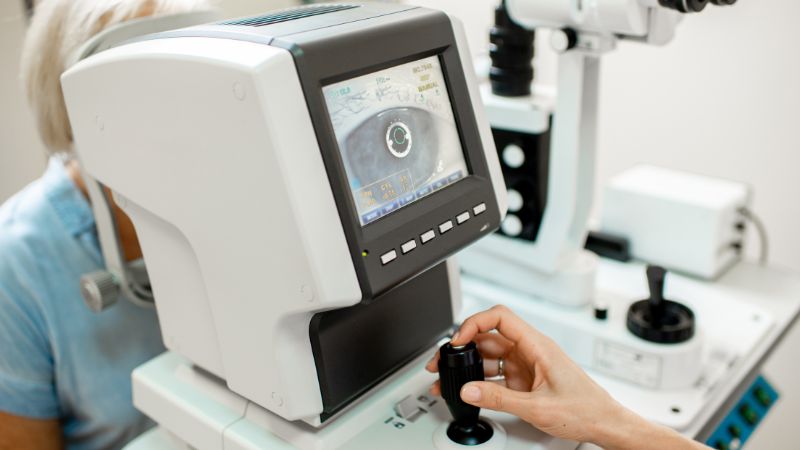 Thăm khám mắt toàn diện nhằm phát hiện bất thường ở mống mắt và đồng tử