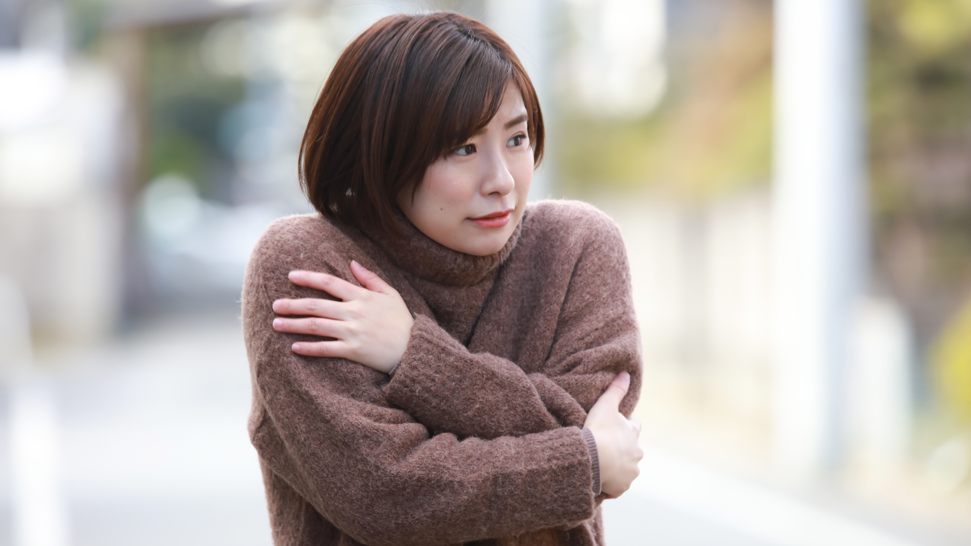 Không khí khô, lạnh hoặc thay đổi nhiệt độ đột ngột (như vào mùa đông) có thể khiến móng mất độ ẩm tự nhiên, dẫn đến khô, bong tróc và giòn hơn