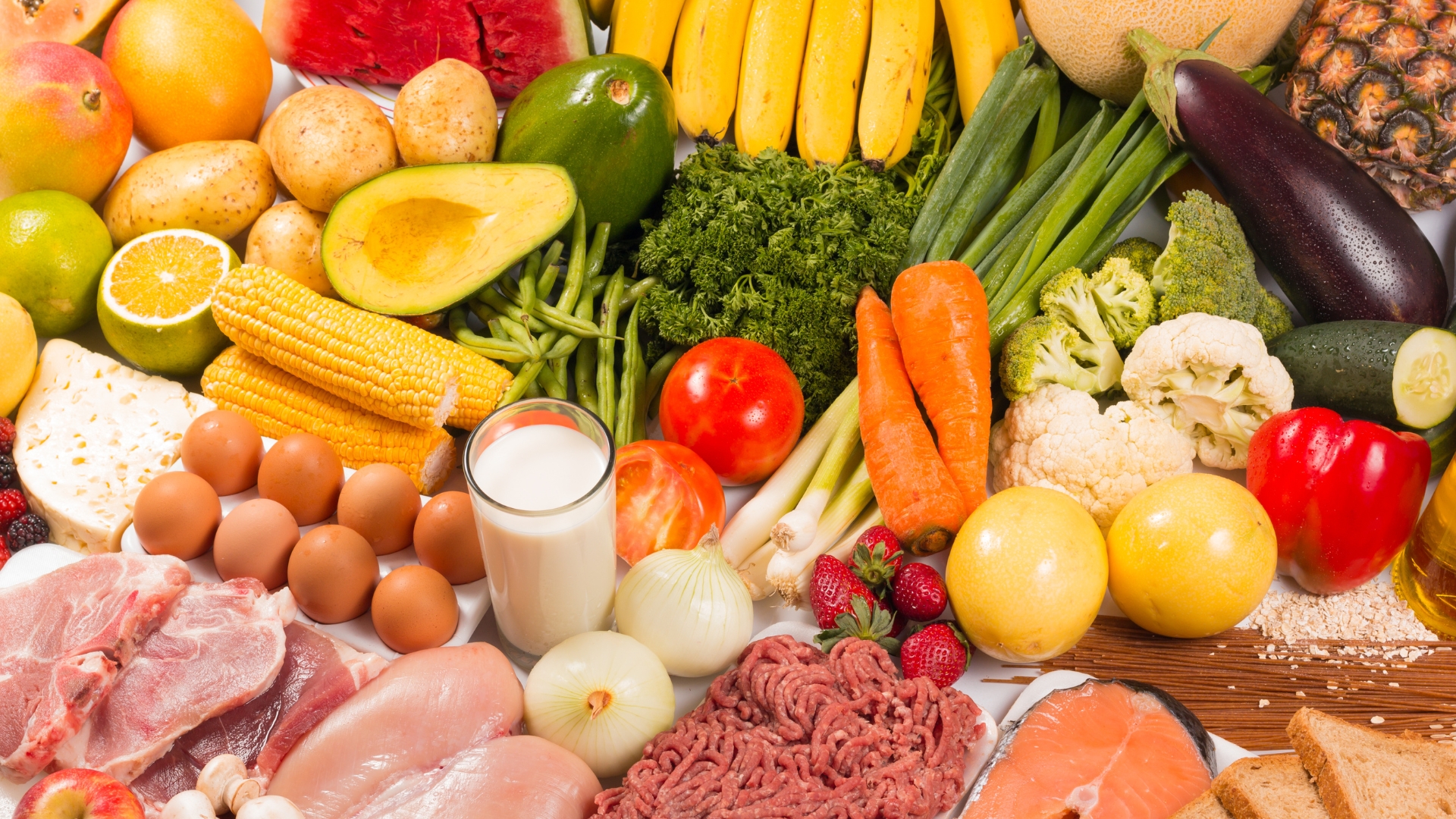 Việc ăn đa dạng thực phẩm như trứng, hạt, rau lá xanh, hải sản, sữa và ngũ cốc nguyên cám là bước đầu tiên cần thiết để phục hồi móng từ bên trong