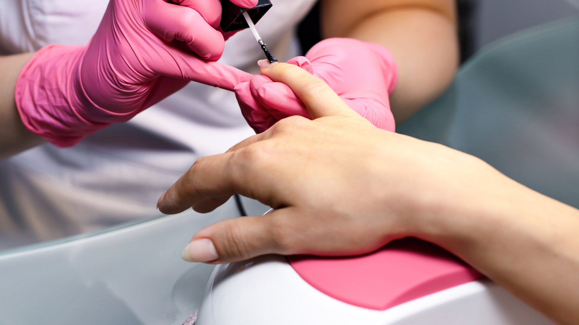 Tiếp xúc hóa chất mạnh, làm nail nhiều lần khiến vùng chân móng dễ bị tổn thương theo thời gian