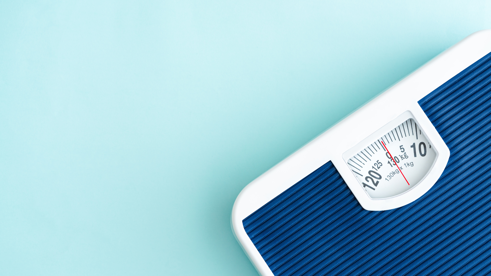 Sọc ngang trên móng tay không luôn nguy hiểm, nhưng kèm mệt mỏi, sụt cân thì cần kiểm tra