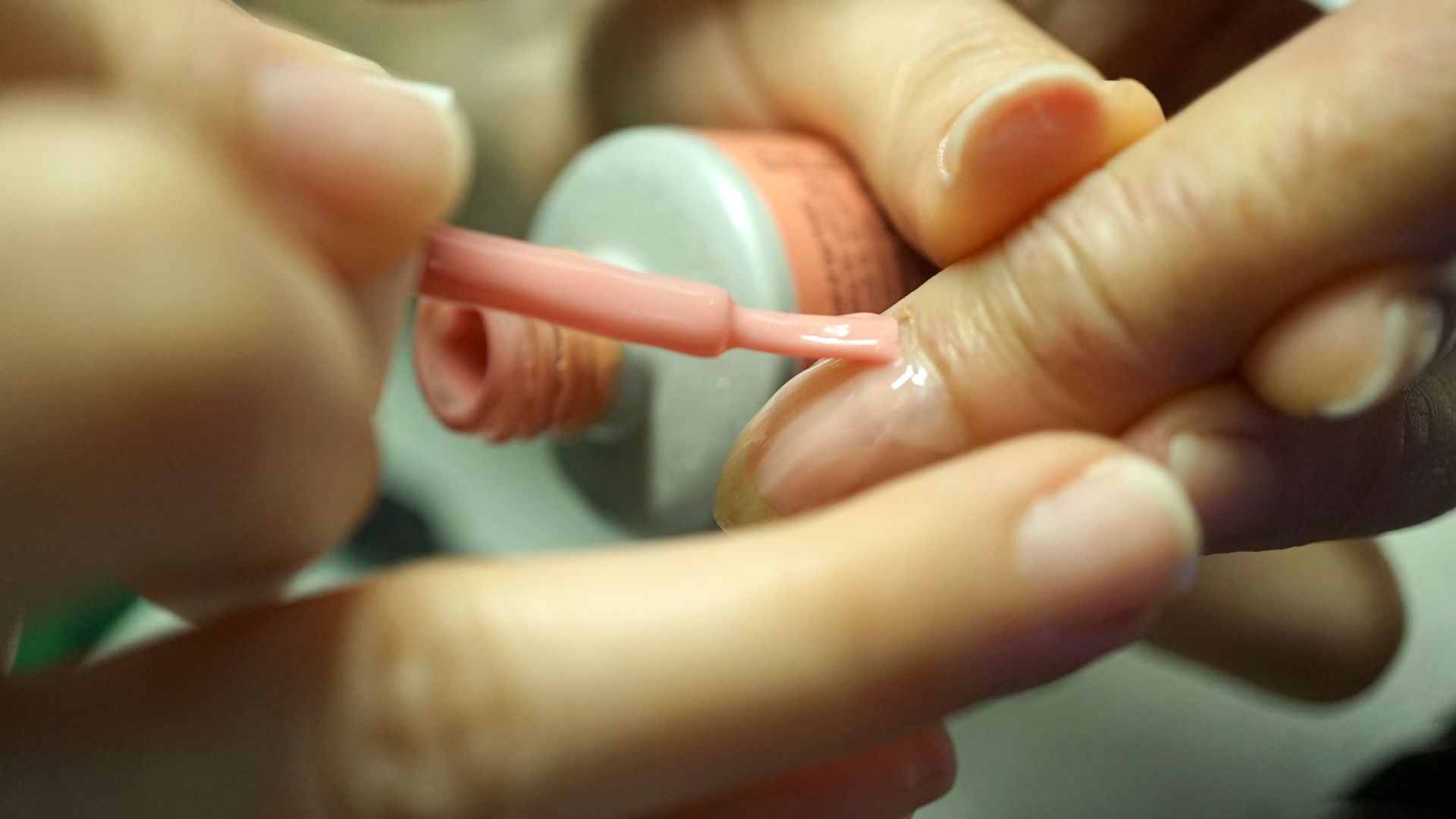 Móng tay bị sọc trắng ngang thường liên quan đến làm nail thường xuyên và hóa chất