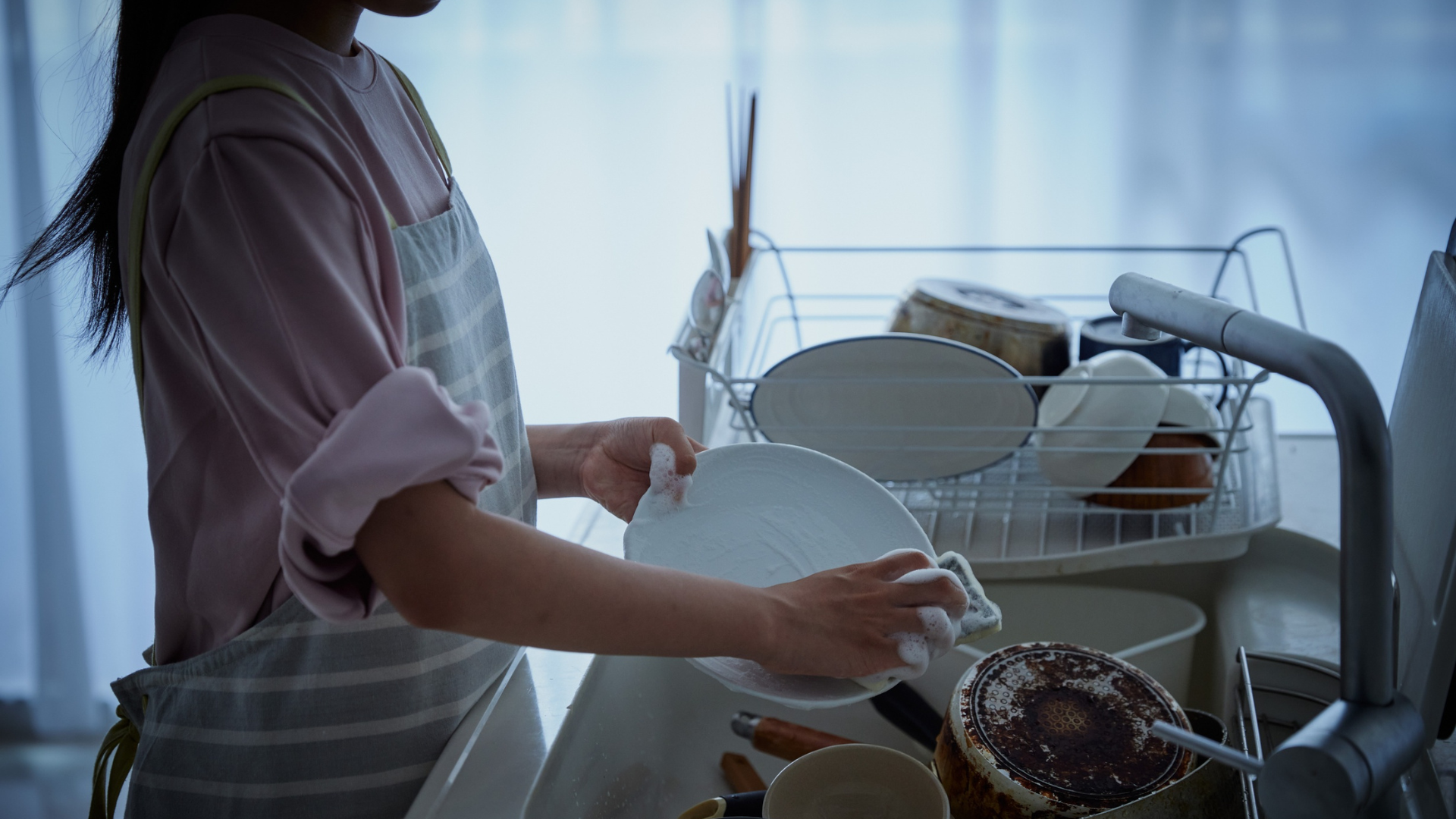 Không bảo vệ tay khi làm việc nhà, hóa chất dễ gây sọc trắng và đốm nhỏ trên móng