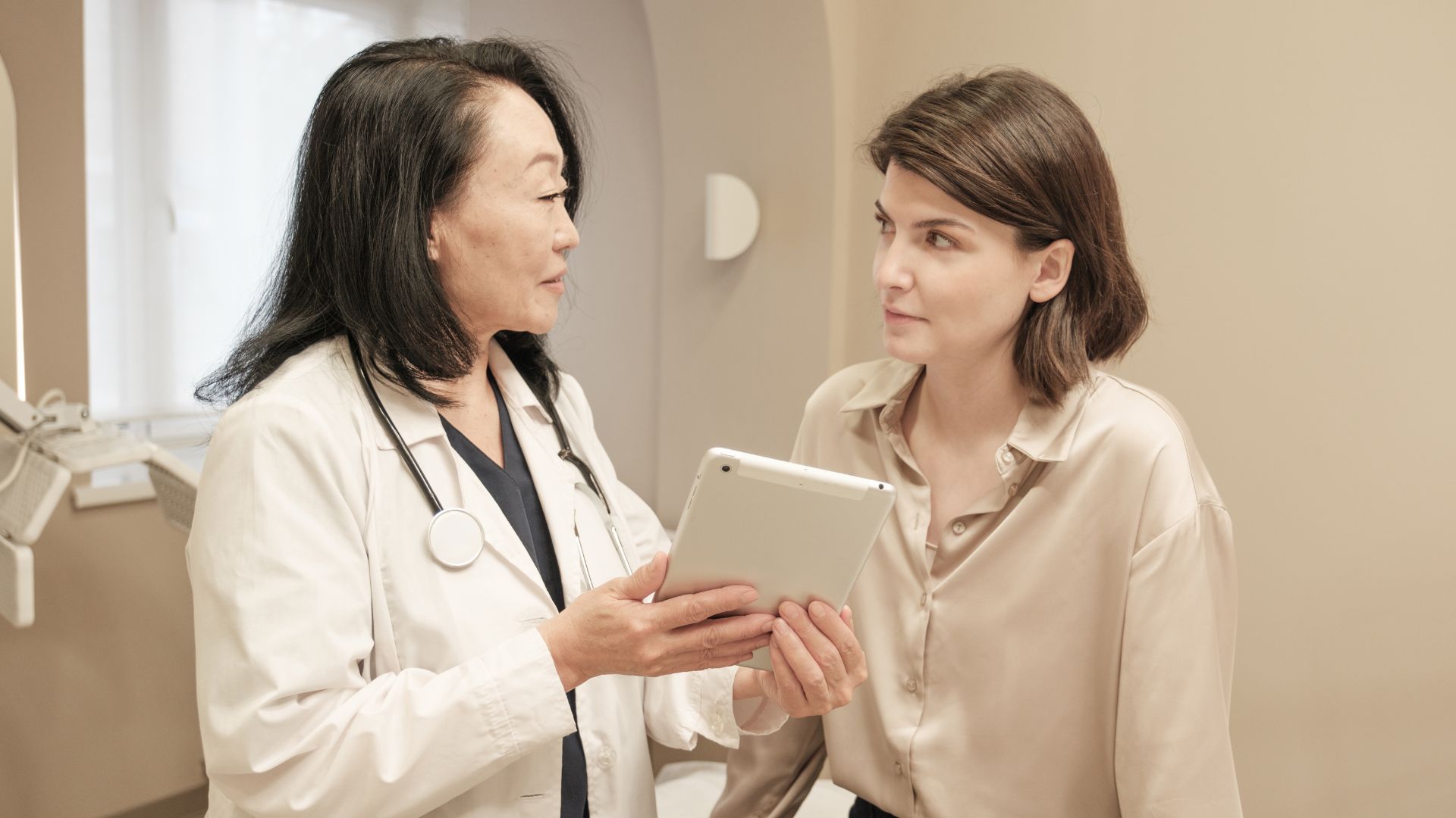 Bạn cần đến khám bác sĩ nếu tình trạng móng tay trắng đục kéo dài