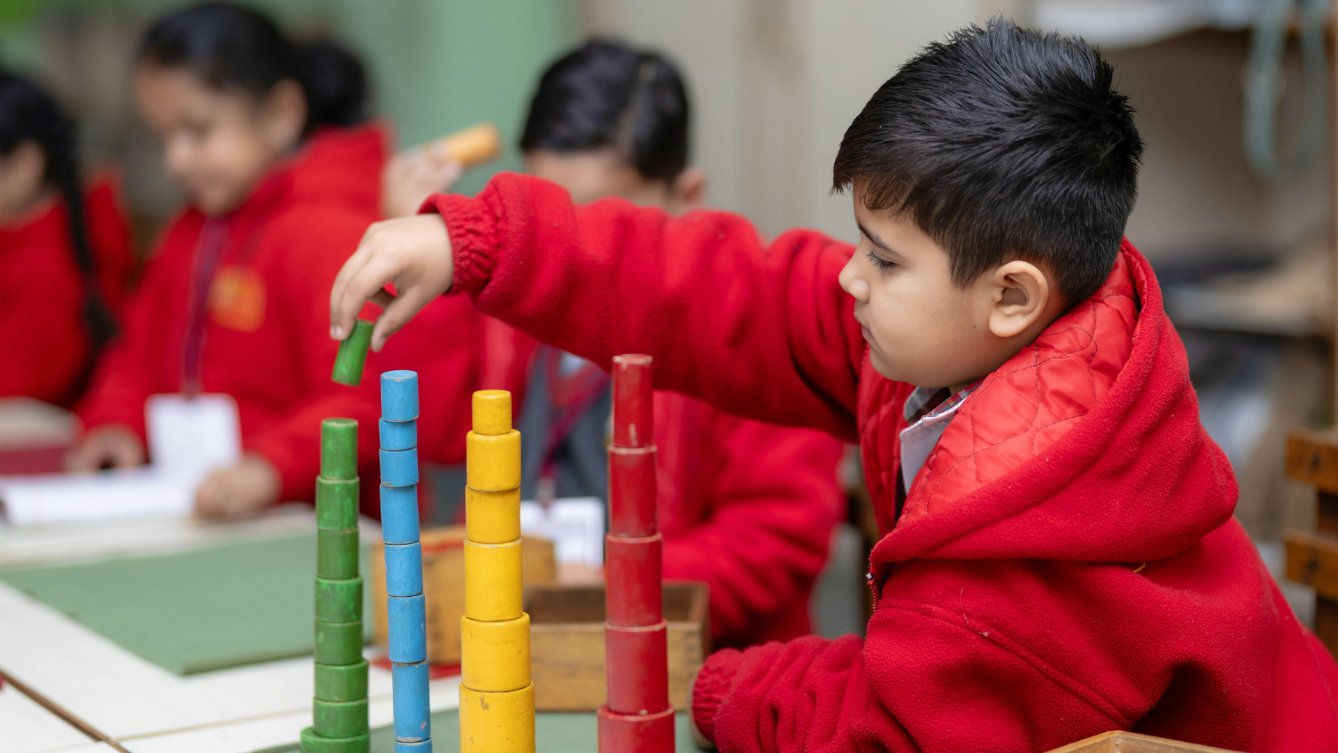 Trẻ em luôn là trung tâm của lớp học trong phương pháp Montessori