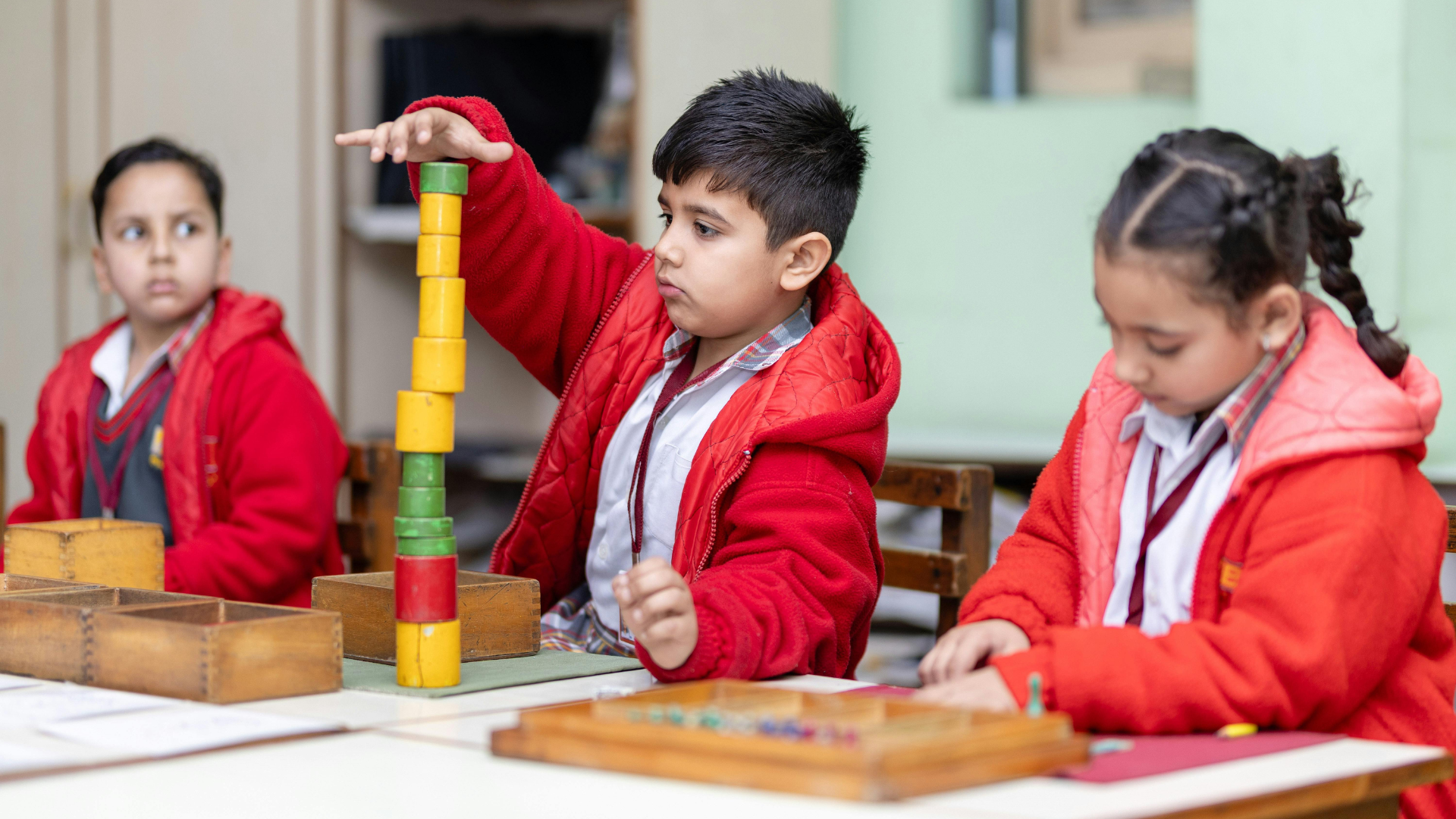 Giáo dục montessori giúp trẻ tự tin và phát triển toàn diện hơn