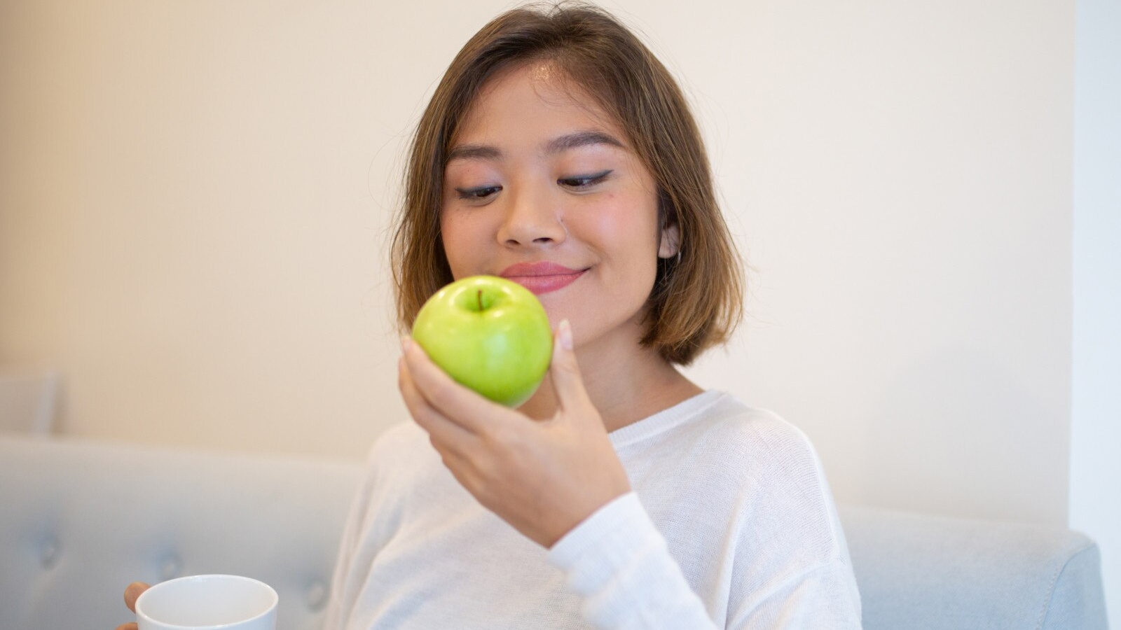 Ăn táo thường xuyên mang lại nhiều lợi ích sức khỏe như hỗ trợ giảm cân, cải thiện hệ tiêu hóa