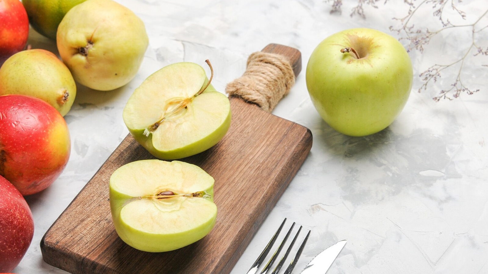 Táo chứa nhiều chất xơ giúp tạo cảm giác no lâu, hạn chế ăn vặt