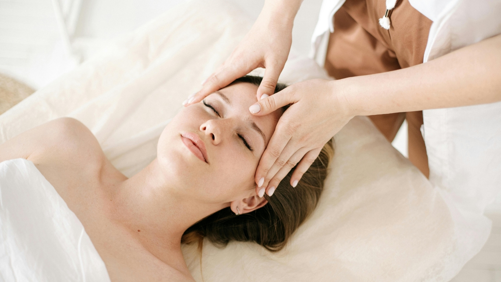 Một trong những biện pháp đơn giản, tự nhiên và hiệu quả để giải tỏa áp lực là massage da đầu