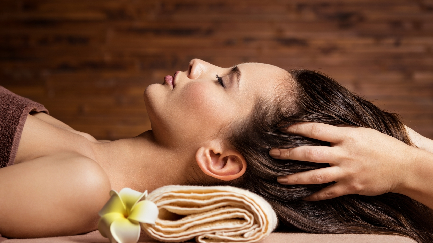 Kéo tóc nhẹ nhàng là một trong những cách massage đầu giảm stress
