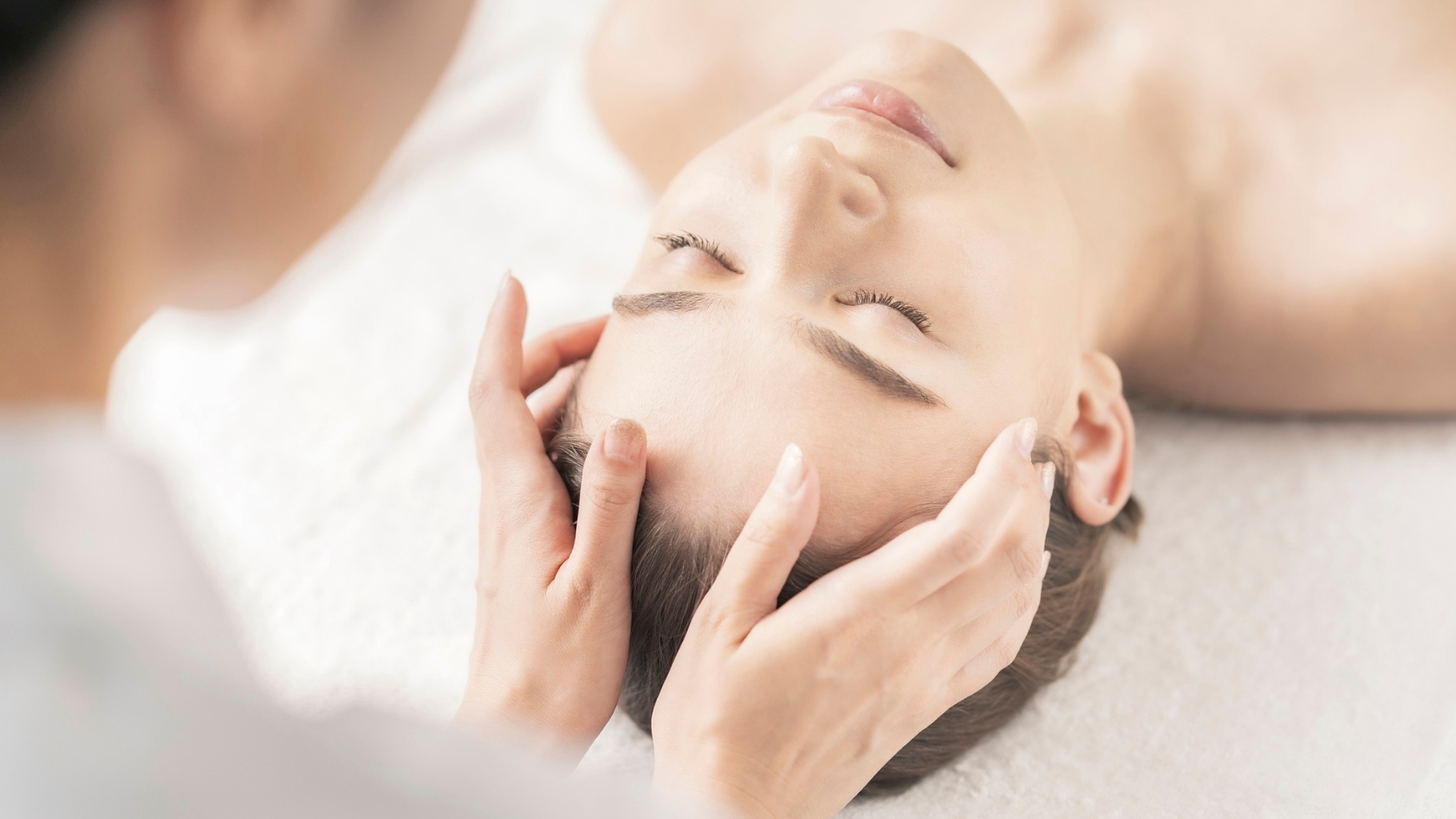 Massage da đầu giúp kích thích các mạch máu dưới da, từ đó tăng cường lưu thông máu lên não
