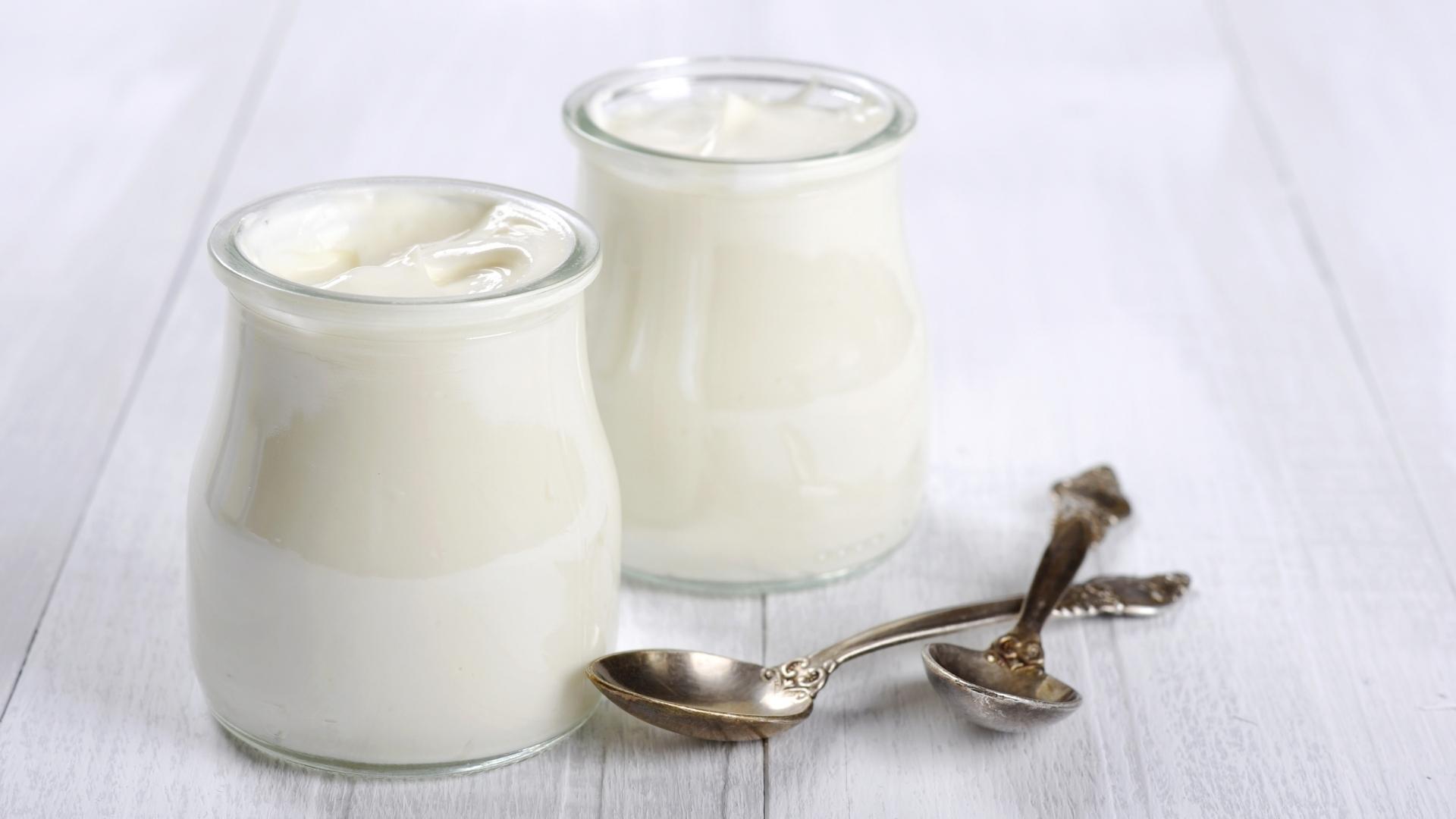 Sữa chua không đường cung cấp lợi khuẩn giúp cân bằng hệ vi sinh đường ruột, hỗ trợ tiêu hóa và hấp thu dinh dưỡng tốt hơn