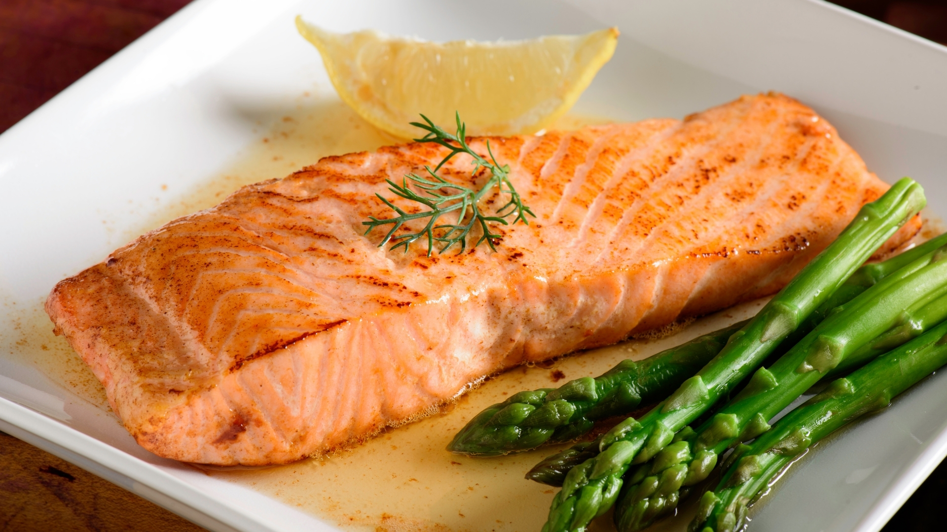 Các loại cá như cá hồi, cá thu (đã nấu chín kỹ) chứa nhiều axit béo omega-3, có lợi cho tim mạch và giúp cải thiện độ nhạy insulin