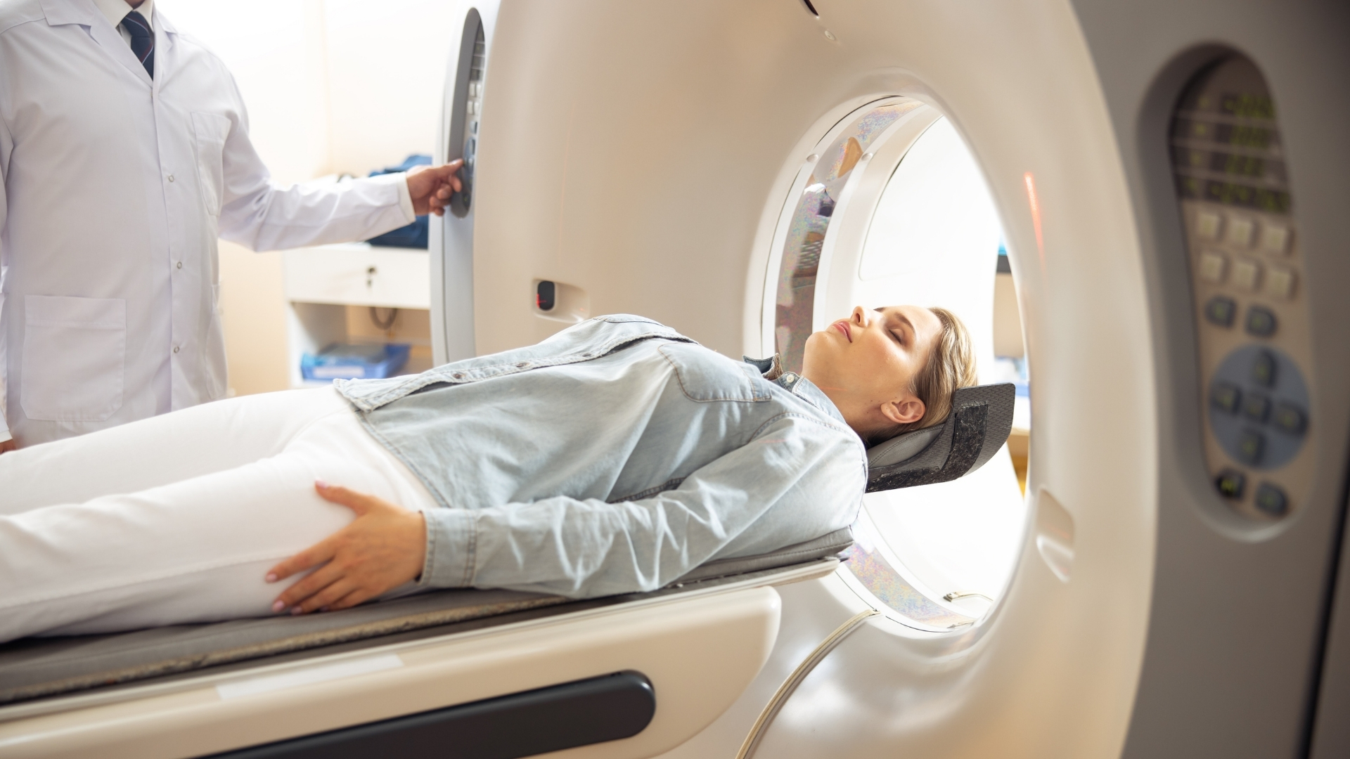 Bác sĩ có thể yêu cầu chụp CT scan hay các xét nghiệm khác để đảm bảo đánh giá toàn diện