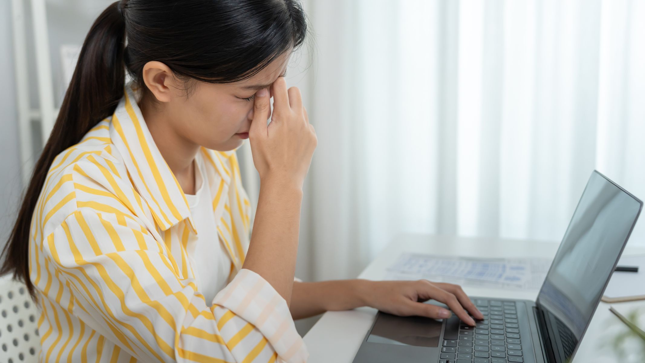 Người bị mù màu có xu hướng nhạy cảm với ánh sáng mạnh, dễ nhức mắt hoặc đau đầu khi quan sát vật có màu tương phản cao