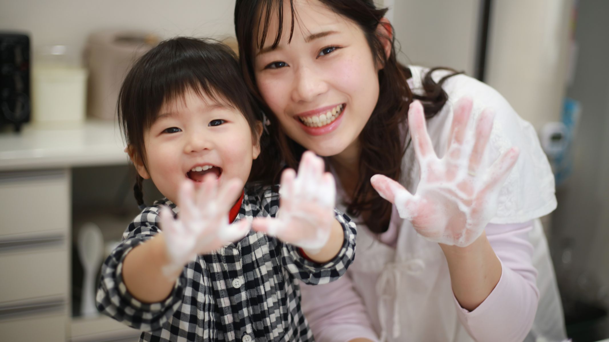 Hướng dẫn trẻ rửa tay bằng xà phòng là biện pháp phòng ngừa tay chân miệng hiệu quả