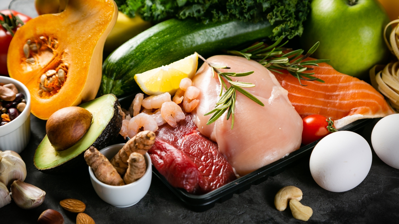 Một chế độ dinh dưỡng tốt không chỉ cung cấp đủ năng lượng và dưỡng chất cho cơ thể mà còn giúp cân bằng nội tiết