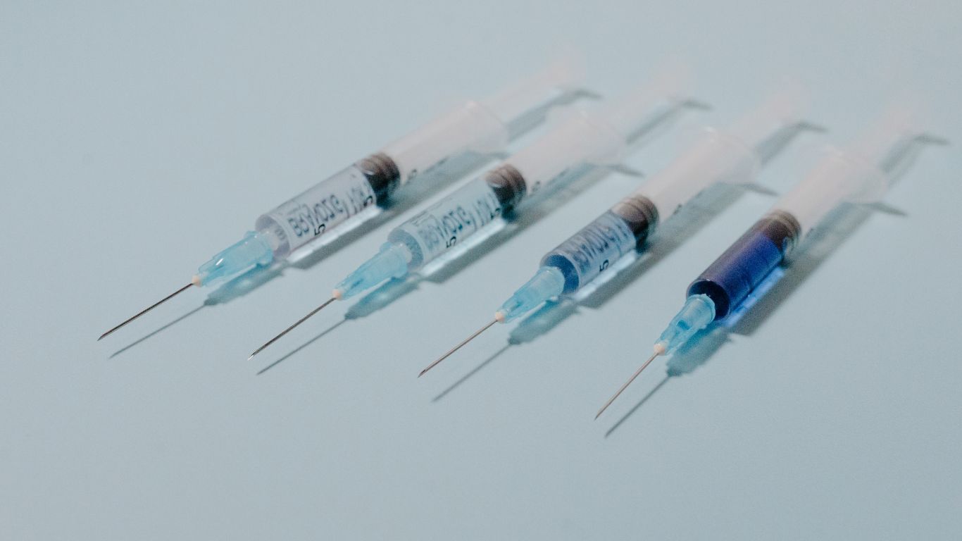 mui-5-trong-1-tiem-chung-mo-rong-doi-tuong-va-luu-y-khi-tiem 1