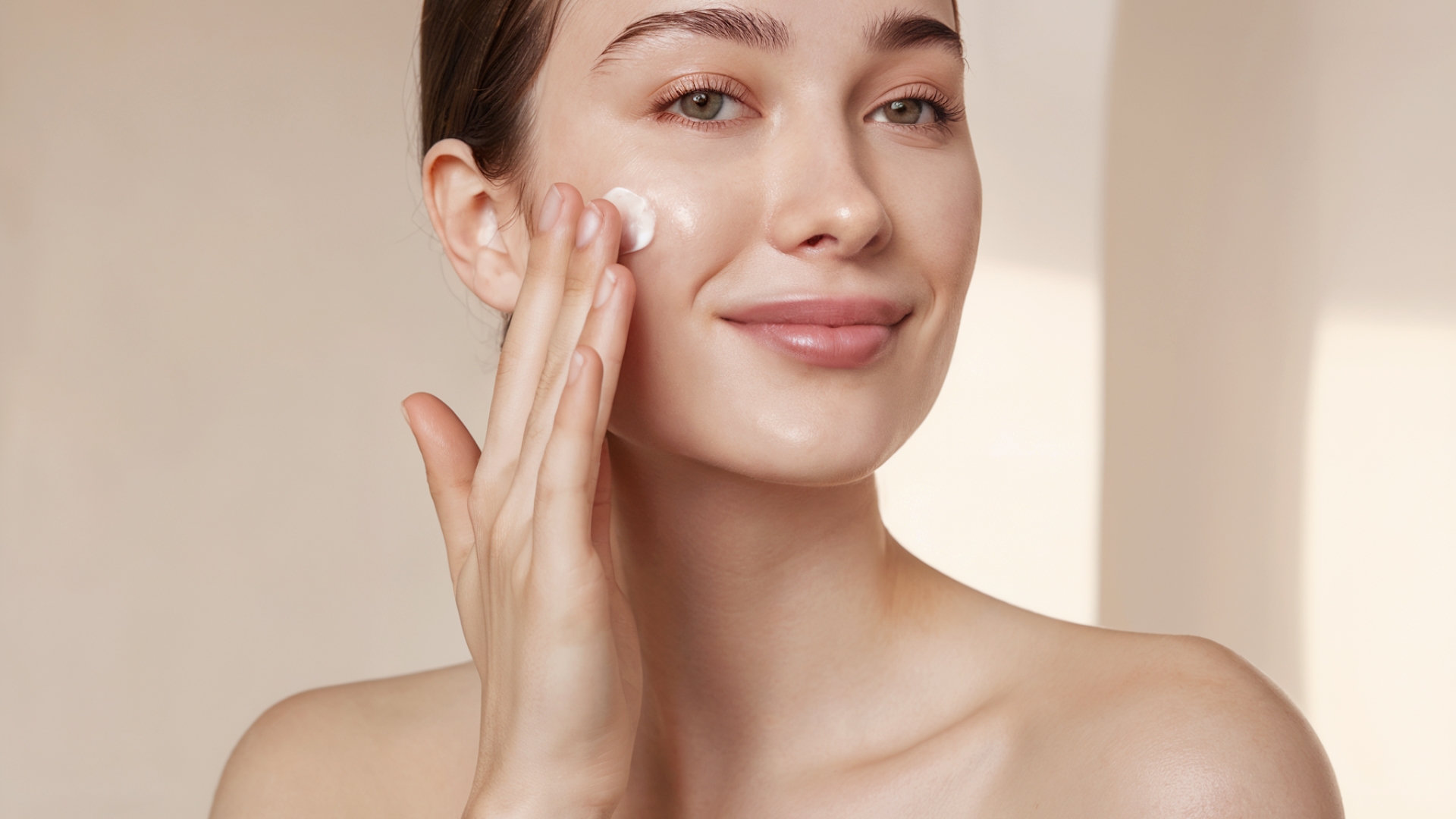 Dưỡng ẩm giúp cân bằng hoạt động tuyến bã nhờn, từ đó hạn chế hình thành mụn đầu trắng