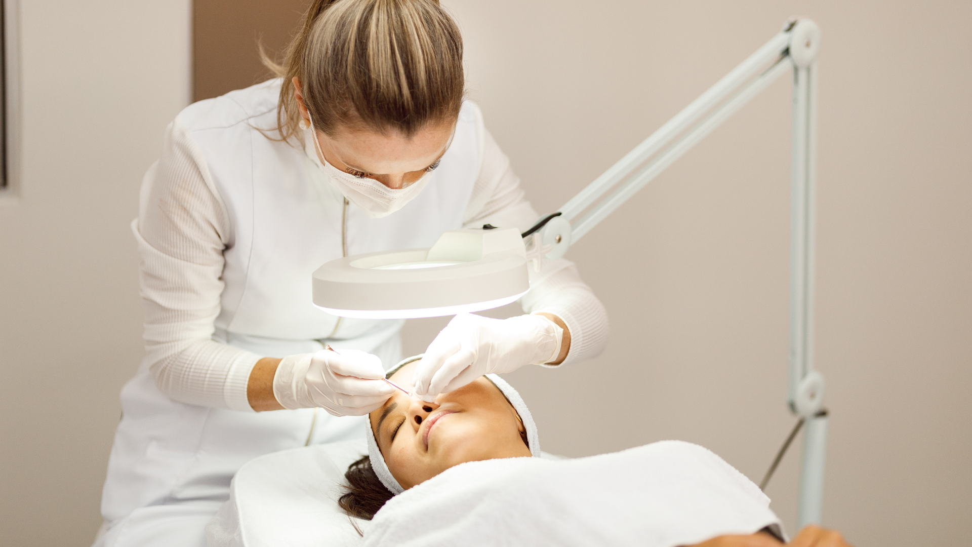 Chăm sóc da đúng cách và theo dõi sát diễn biến mụn giúp bảo vệ làn da an toàn hơn.