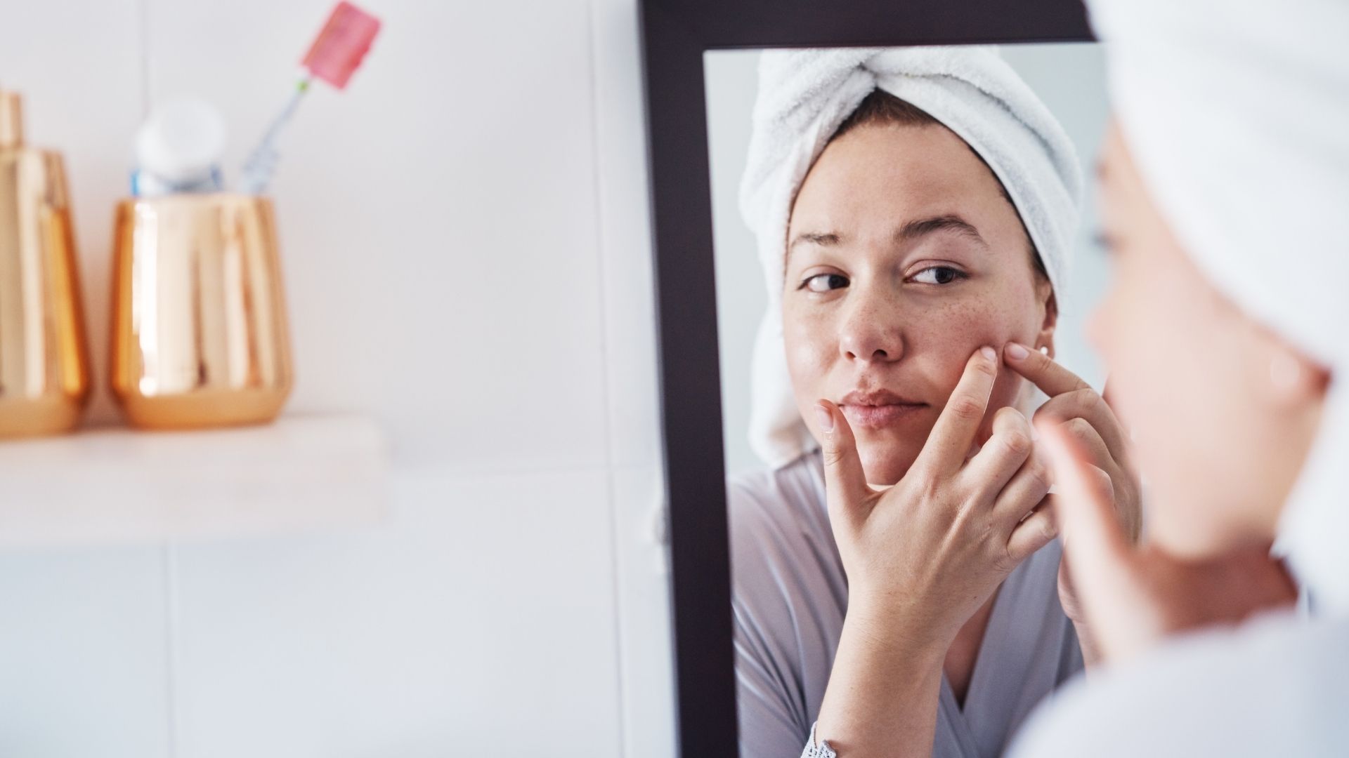 Mụn đinh râu thường sưng đau, nhân cứng và tiến triển nhanh. Tuyệt đối không tự ý nặn để tránh nhiễm trùng lan rộng.