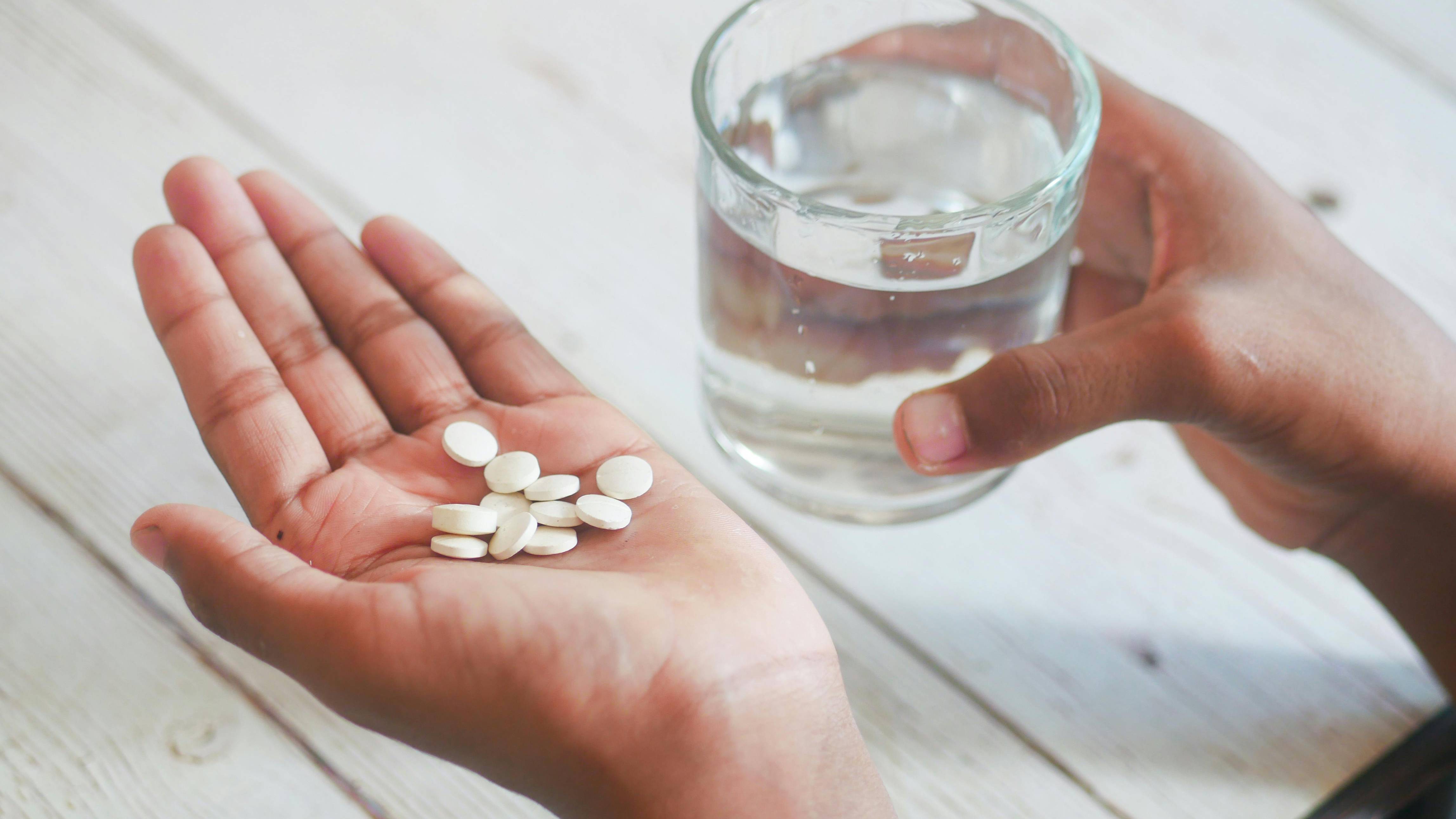 Người bệnh tự ý sử dụng thuốc, đặc biệt là thuốc uống, có thể gặp tác dụng phụ không mong muốn