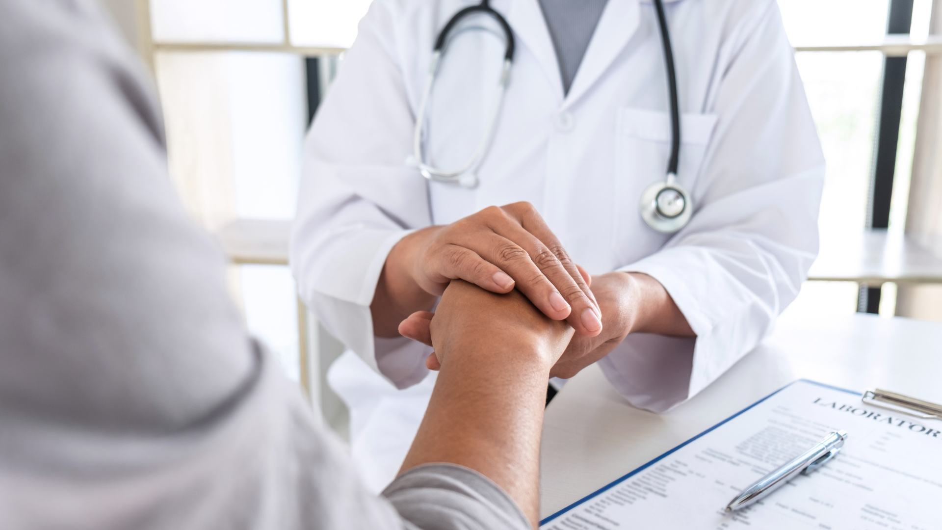 Mụn nhọt ở mông không giảm sau vài ngày, đi khám da liễu để điều trị đúng nguyên nhân