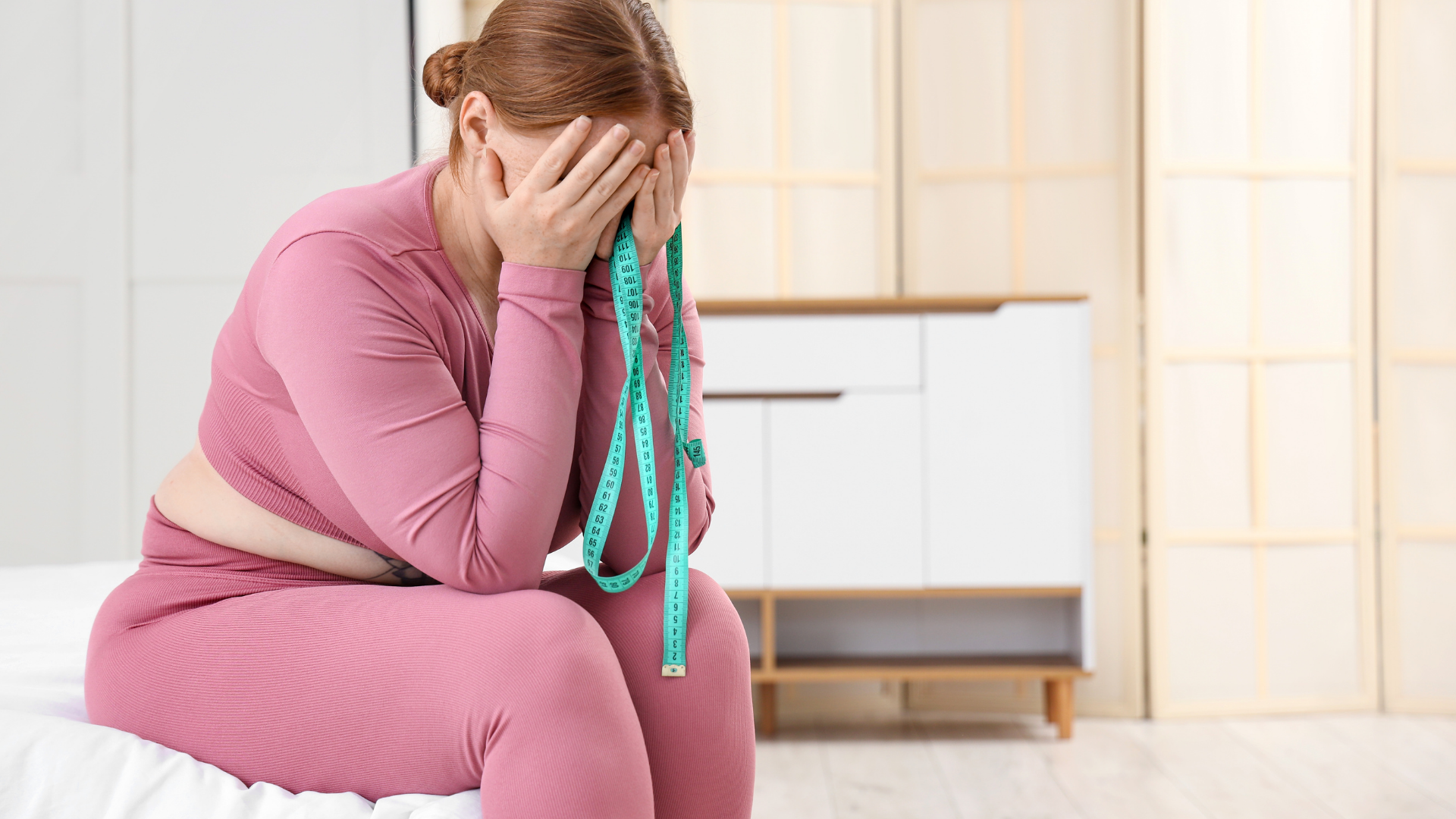 Người vận động nhiều hoặc béo phì dễ đổ mồ hôi ở mông, tạo môi trường cho nhọt phát sinh