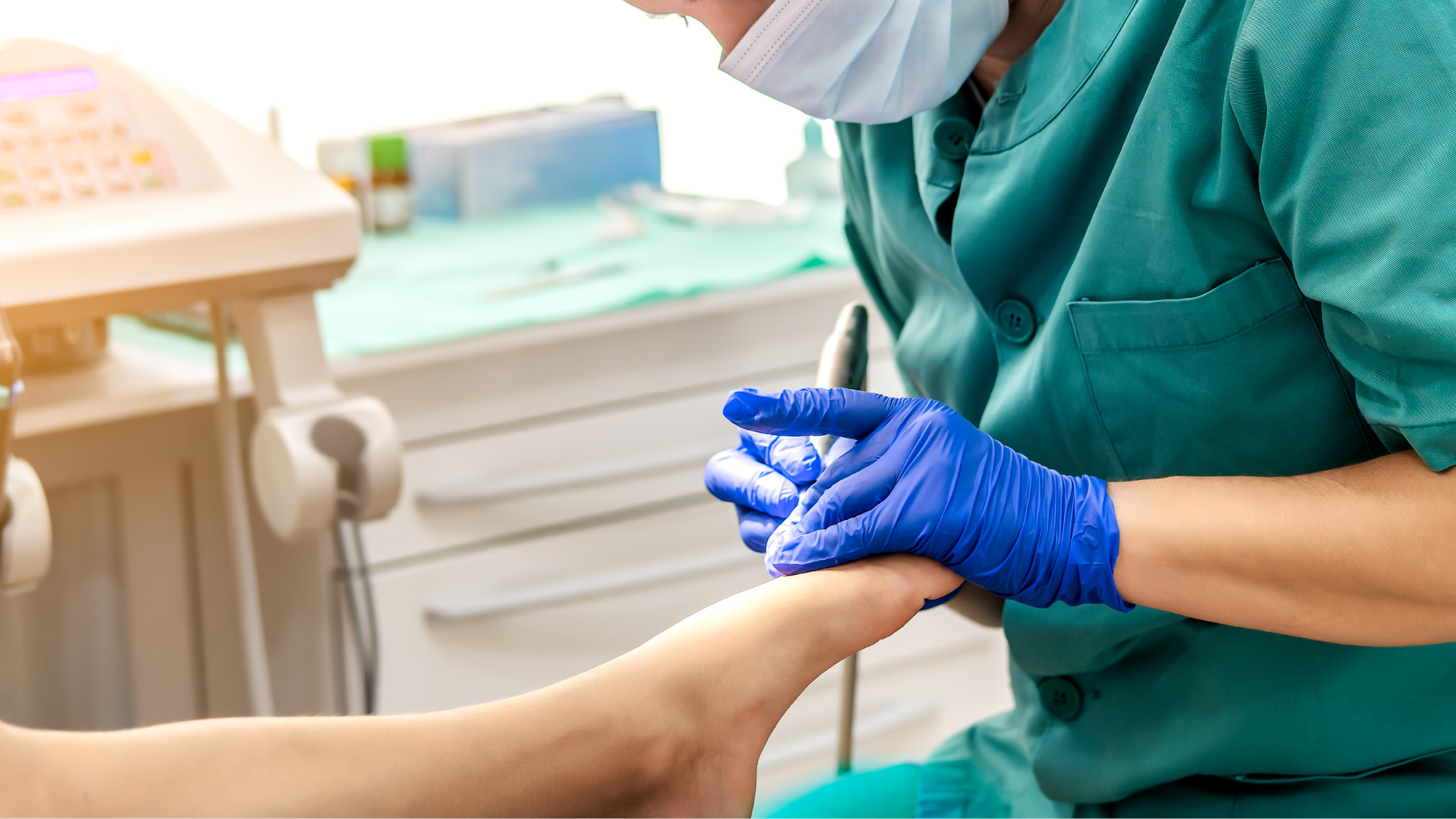 Trường hợp mụn nước bị nhiễm trùng, người bệnh nên đi khám bác sĩ