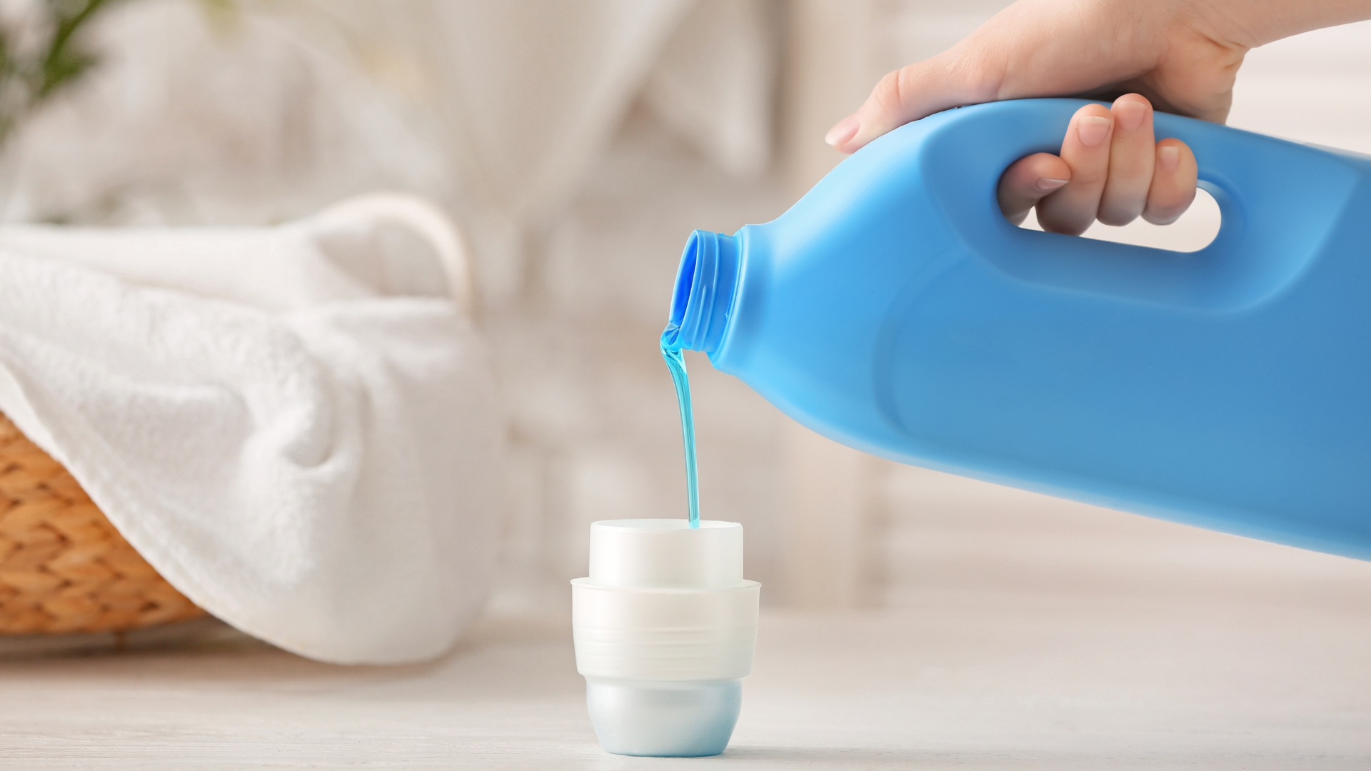 Vùng da ở bìu có thể bị lích ứng, gây nổi mụn trắng bởi nước giặt hoặc gel vệ sinh chứa chất tẩy mạnh