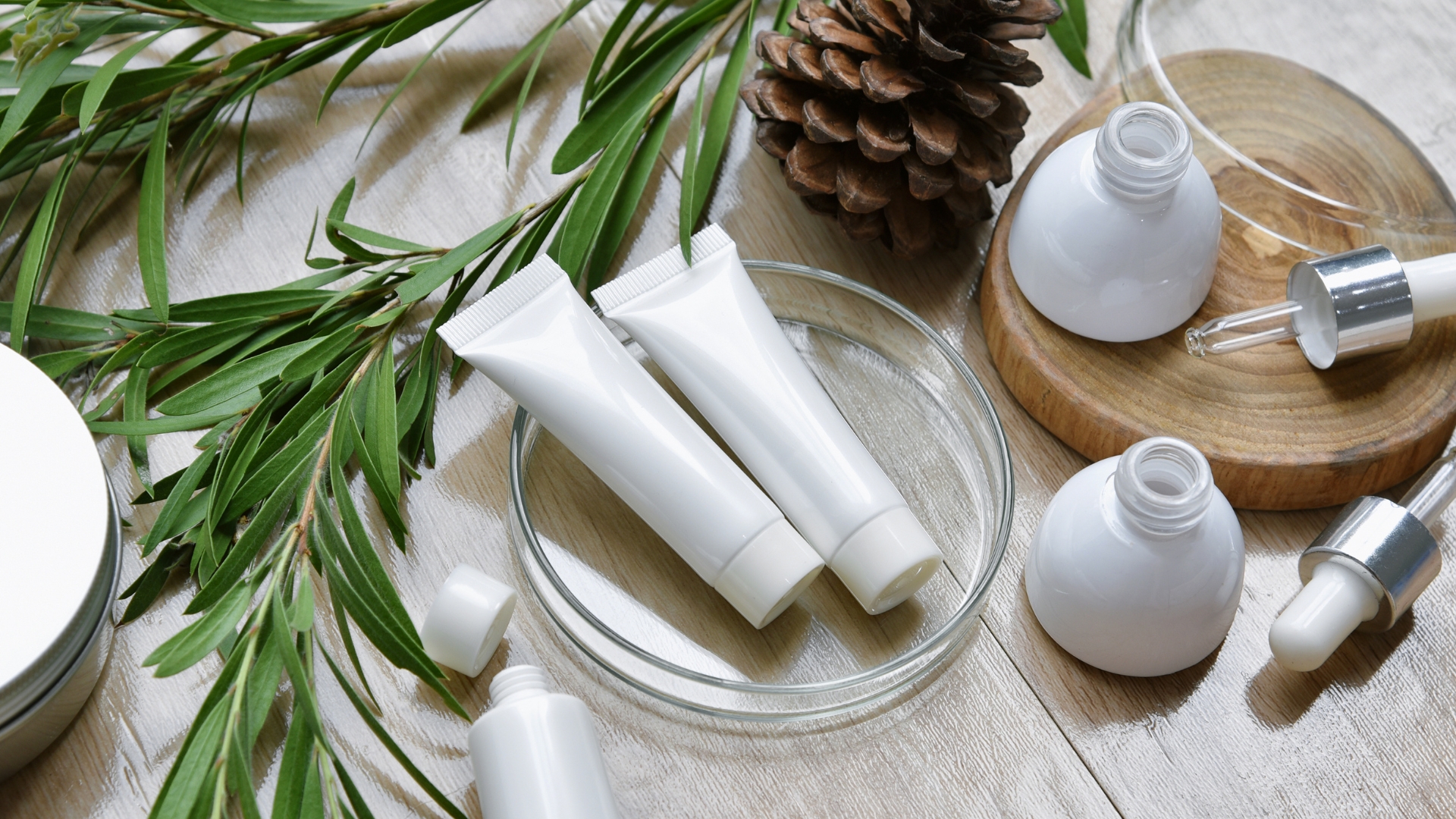 Khi mang thai, một số mẹ bâì có xu hướng thay đổi mỹ phẩm và sử dụng mỹ phẩm không phù hợp với da cũng là nguyên nhân gây mụn