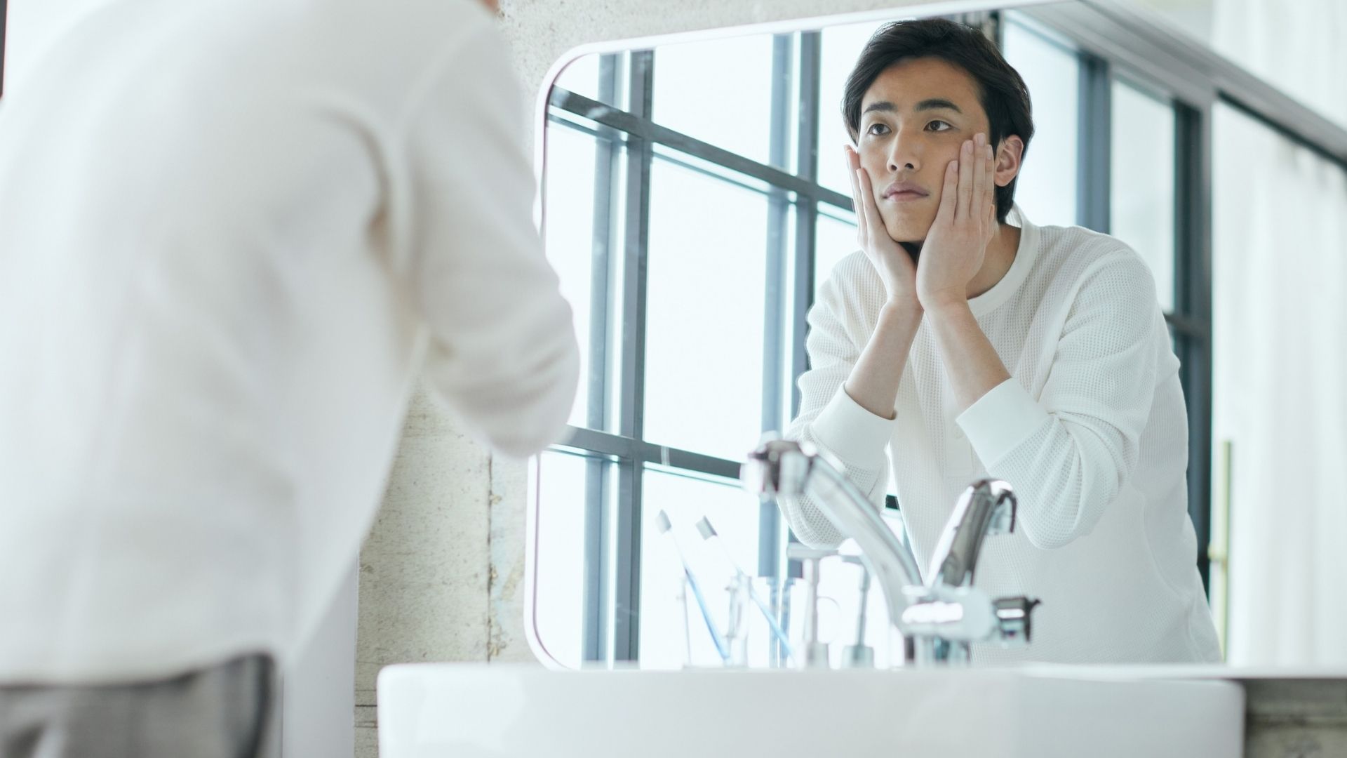 Rửa mặt sạch sẽ hàng ngày giúp hạn chế mụn viêm