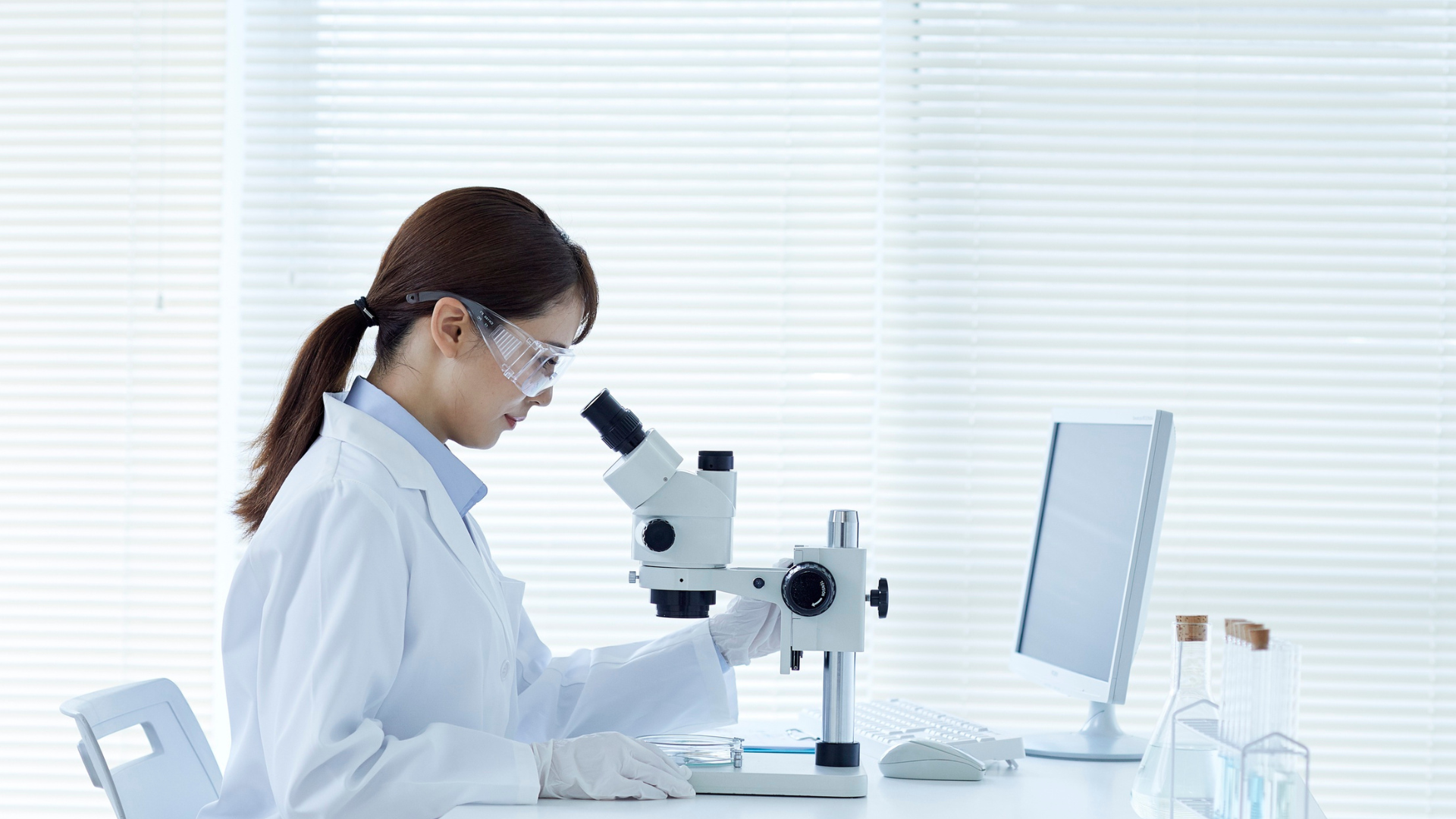 Soi tươi nấm dưới kính hiển vi hỗ trợ trong chẩn đoán nấm bẹn