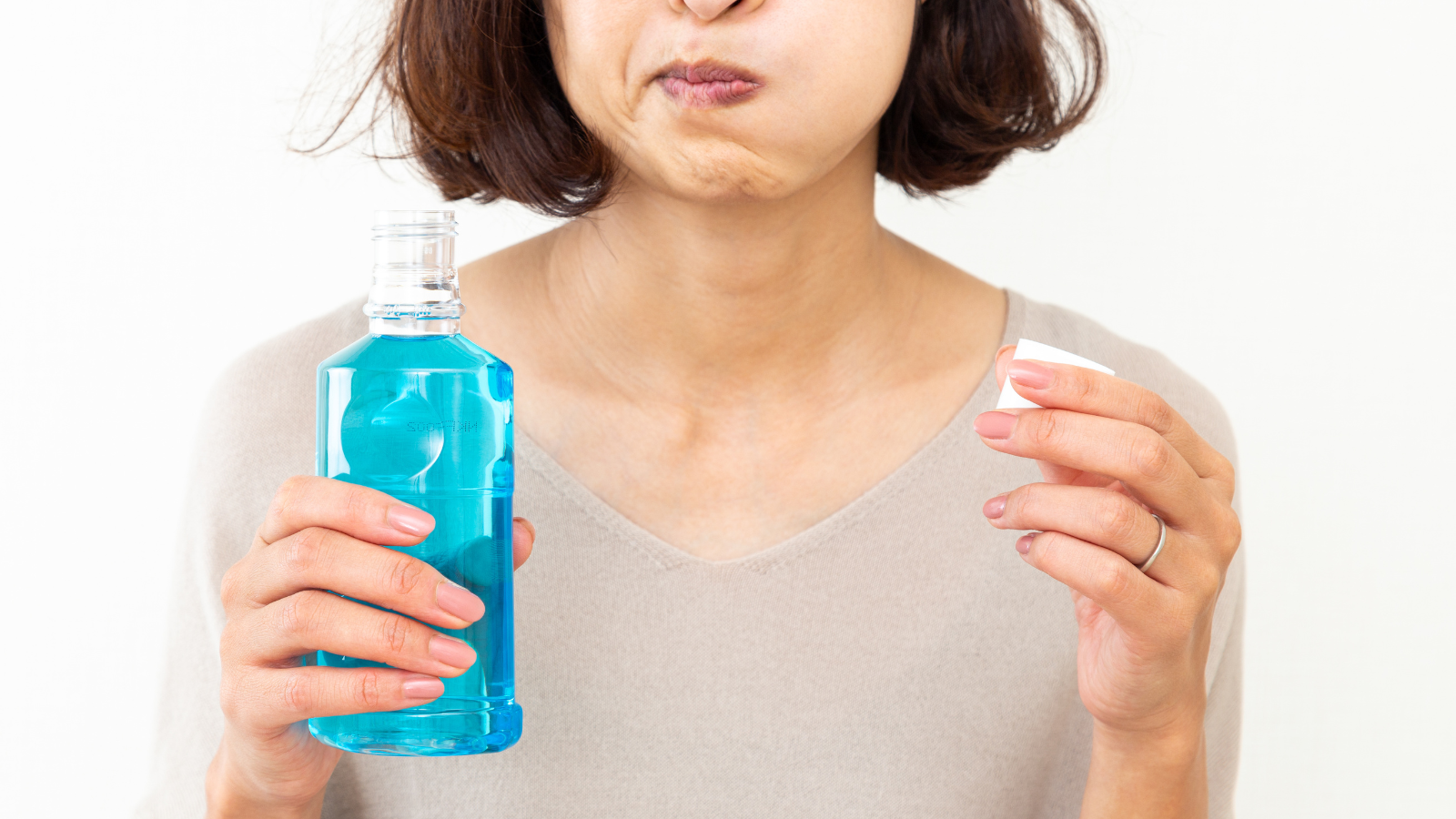 Súc miệng hoặc đánh răng kỹ