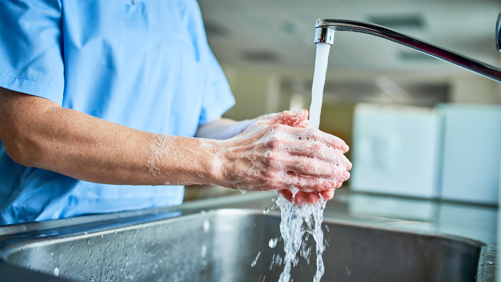 Thực hiện rửa tay thường xuyên bằng xà phòng