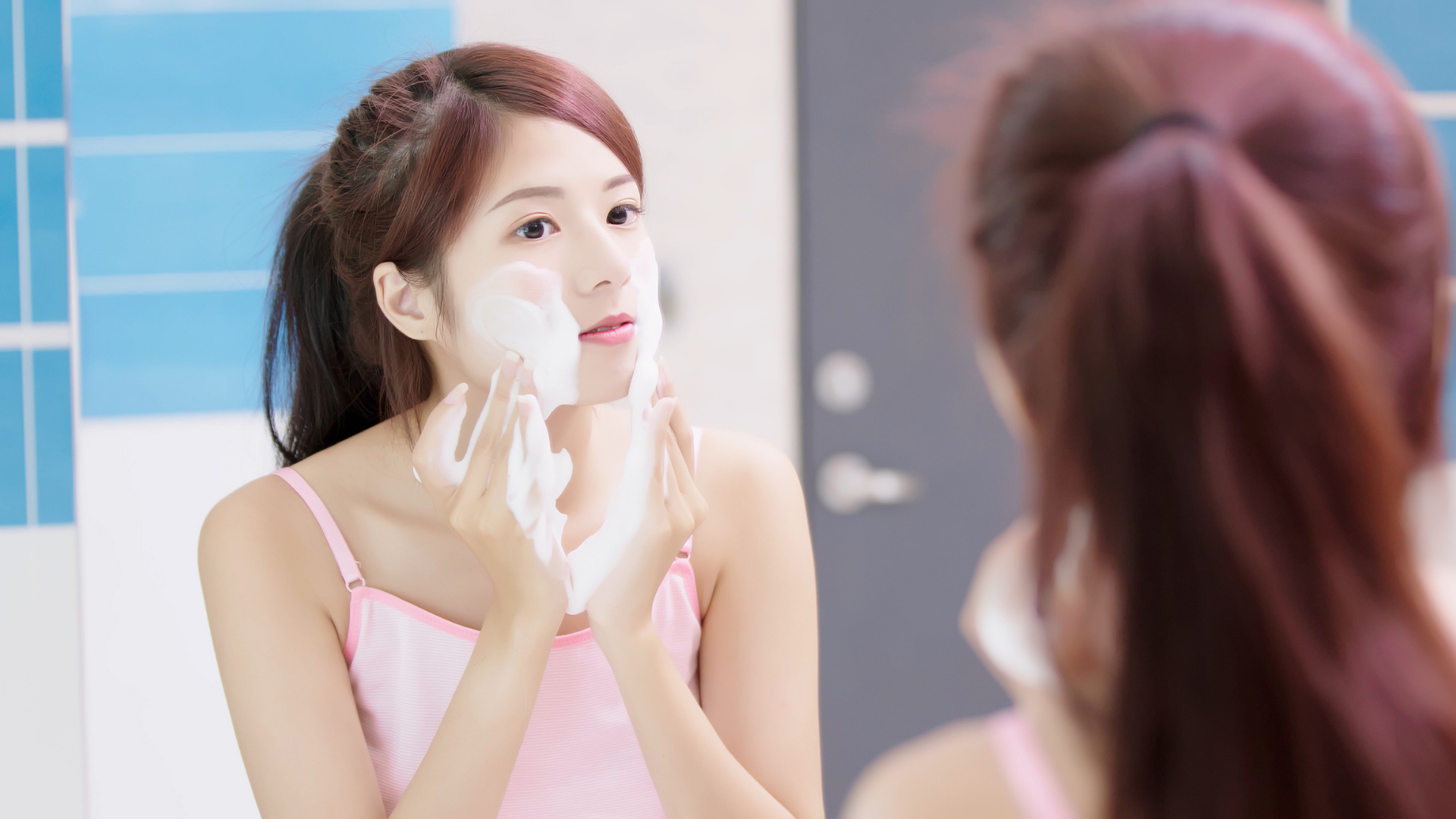 Da mặt bị nấm nên rửa nhẹ nhàng, tránh chà xát mạnh để không làm tình trạng nặng hơn