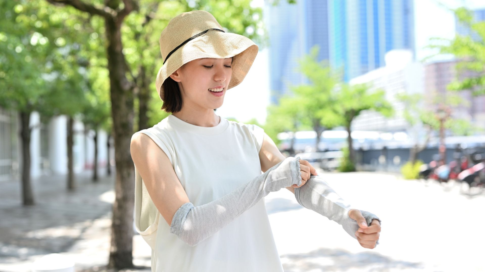 Đeo găng tay khi ra ngoài giúp hạn chế tác động của ánh nắng đến da