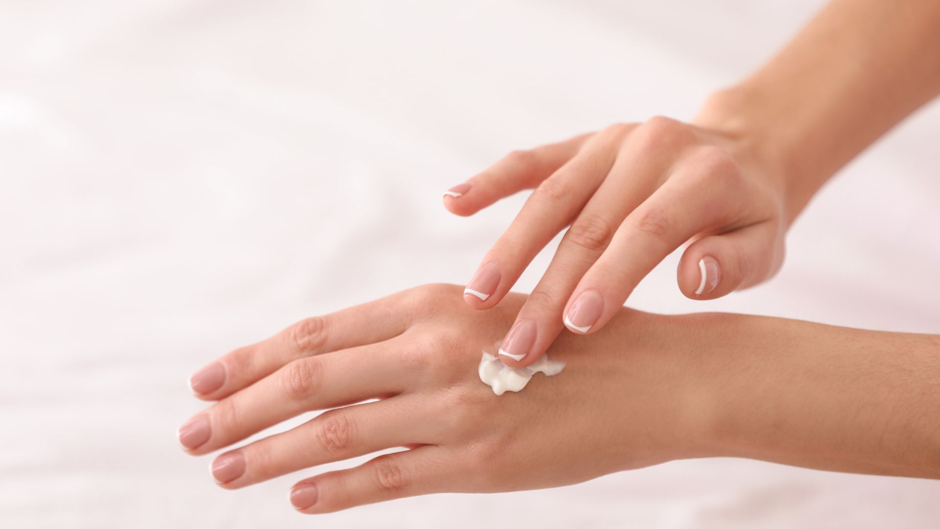 Dưỡng ẩm đúng cách giúp duy trì độ đàn hồi và bảo vệ làn da khỏe mạnh