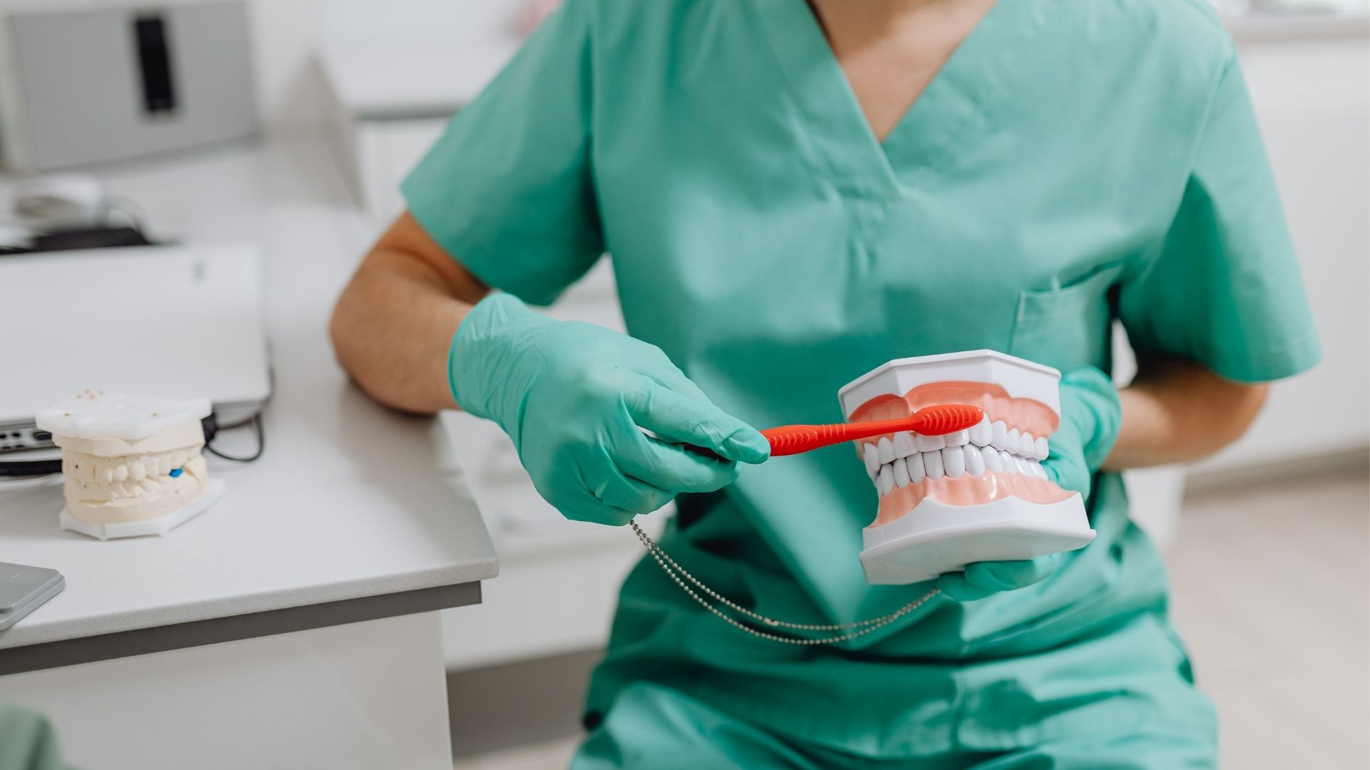 Vệ sinh răng miệng sạch sẽ giúp hạn chế nấm miệng hiệu quả