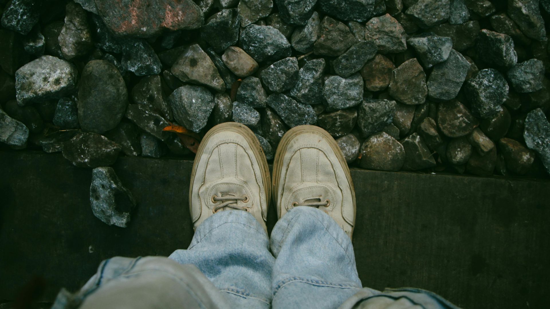 Nấm móng chân phát triển mạnh trong môi trường nóng, ẩm ướt, ít ánh sáng và bí bách