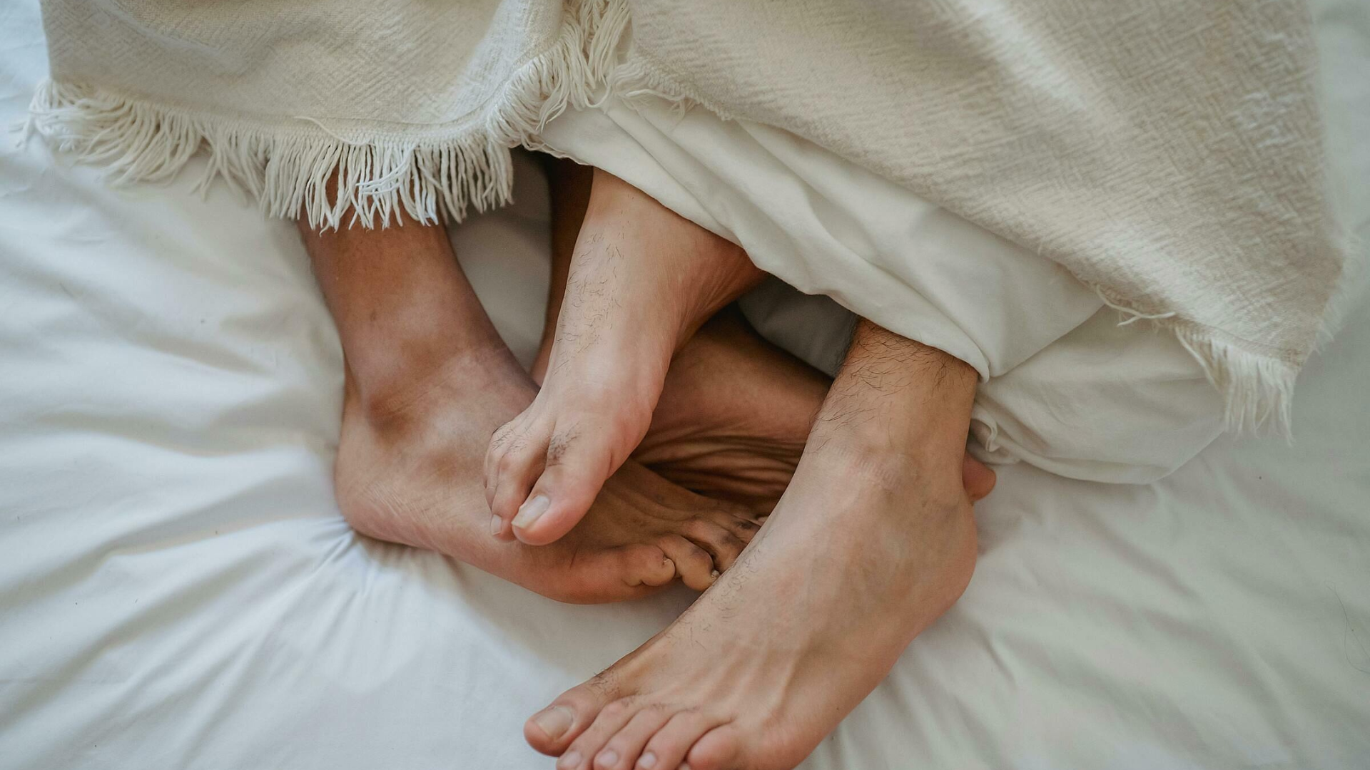 Nếu quan hệ gây chảy máu hoặc cảm giác khó chịu vùng hạ vị, cần theo dõi sức khỏe