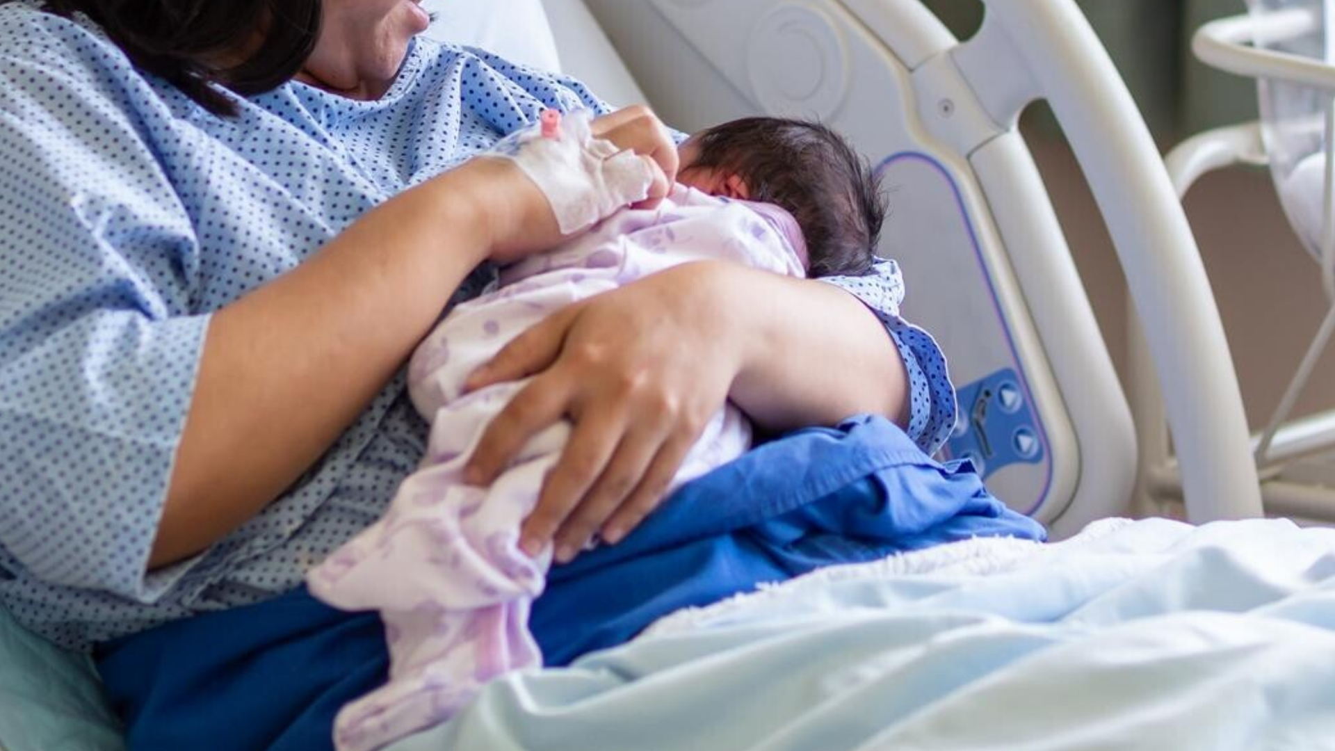 Sinh nở và các thủ thuật phụ khoa là những yếu tố khác khiến nang Naboth cổ tử cung 4mm dễ xuất hiện