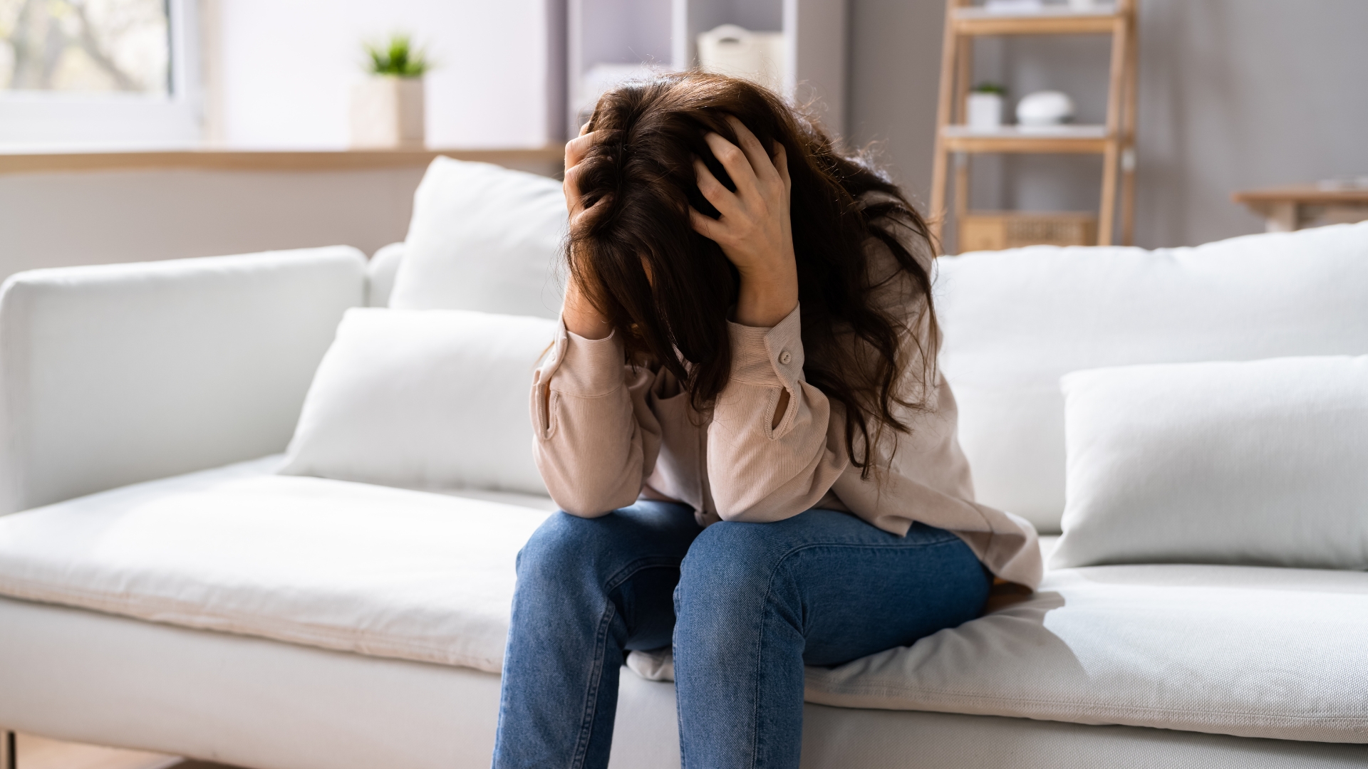 Người thuận não phải thường nhạy cảm quá mức, dễ bị ảnh hưởng bởi cảm xúc của người khác