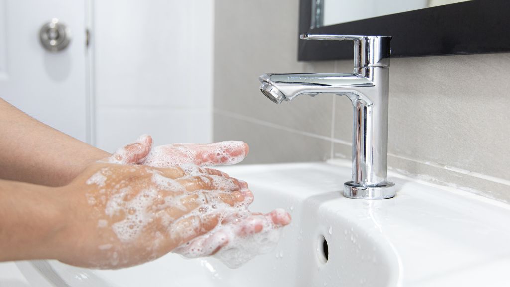 Rửa tay thường xuyên và tránh chạm tay lên mặt là cách đơn giản nhưng hiệu quả