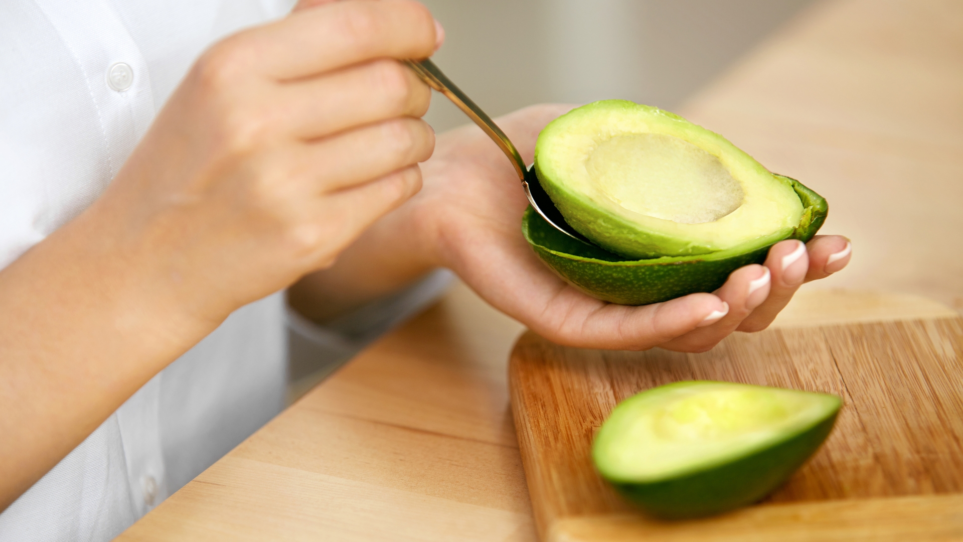 Bên cạnh năng lượng và chất béo tốt, bơ còn chứa lượng chất xơ đáng kể